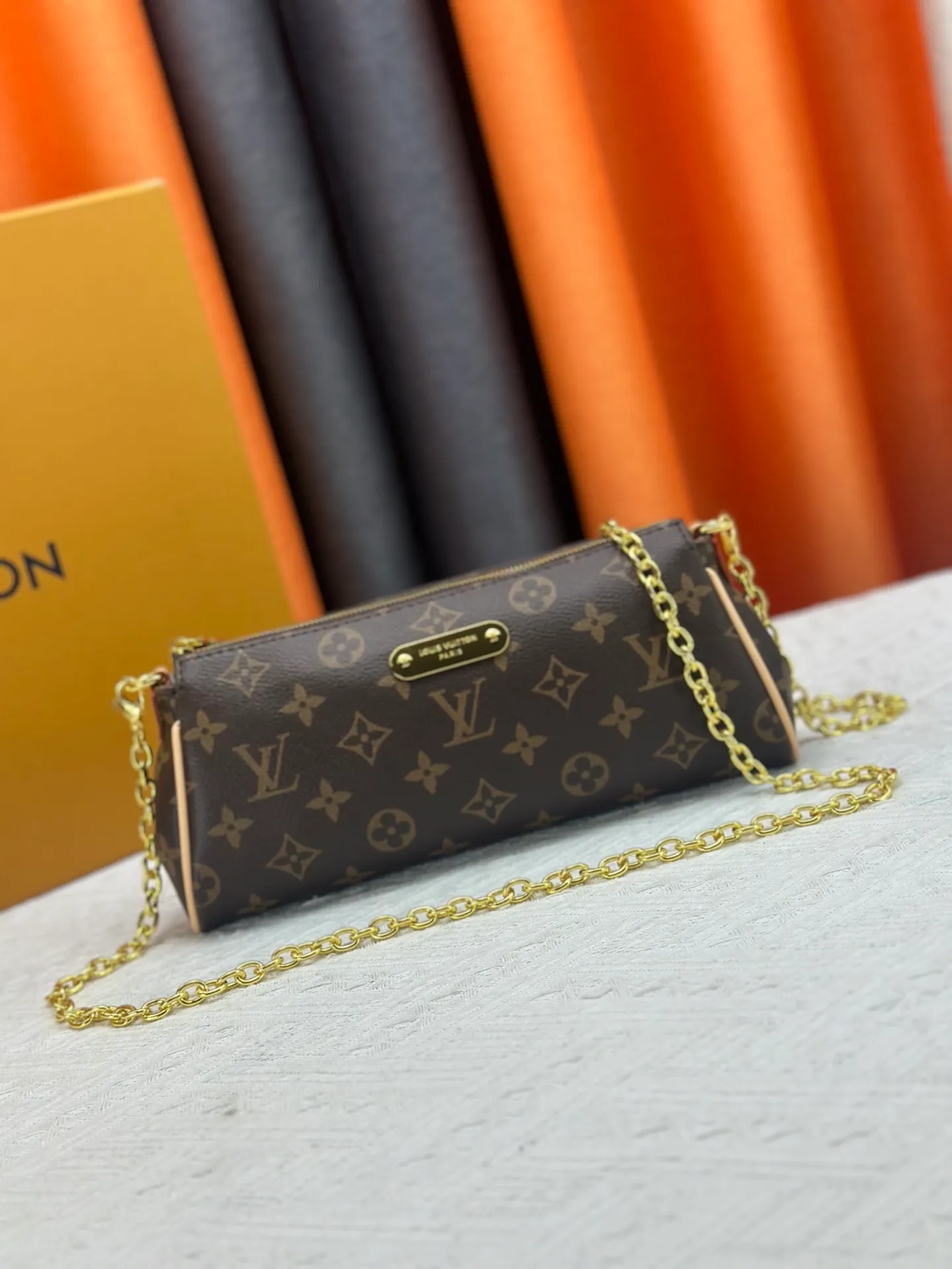 P230 upgraded version [Pochette Eva Handbag] M13567 Presbyopia/Chain This model is made of branded Monogram canvas with contrasting leather trim, conveying elegance with unique touches. The Louis Vuitton-engraved logo plate and detachable chain complement each other, and the shape is ideal for storing daily necessities such as a short wallet and cosmetics.  Dimensions: 27 x 11 x 5 cm