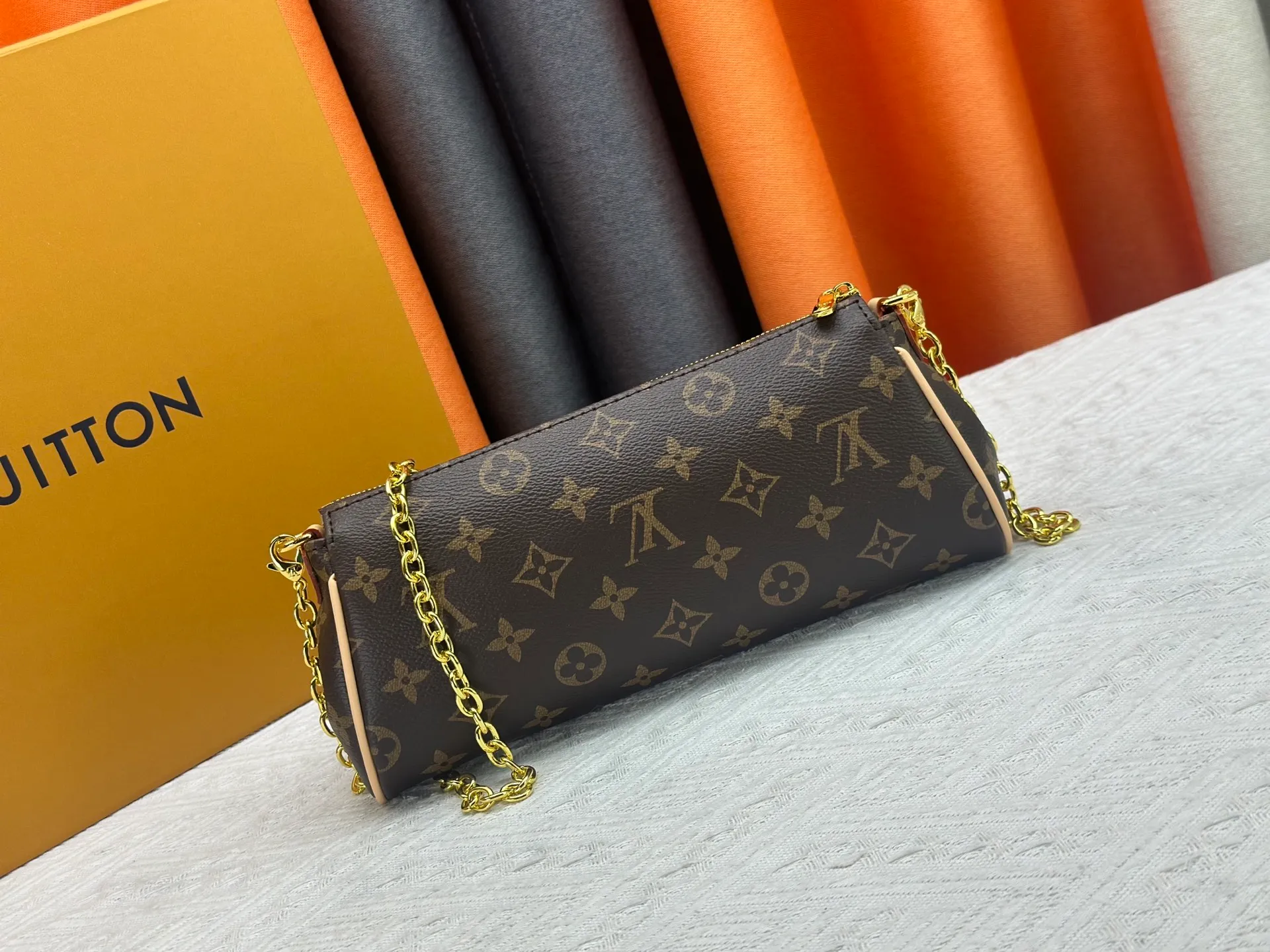 P230 upgraded version [Pochette Eva Handbag] M13567 Presbyopia/Chain This model is made of branded Monogram canvas with contrasting leather trim, conveying elegance with unique touches. The Louis Vuitton-engraved logo plate and detachable chain complement each other, and the shape is ideal for storing daily necessities such as a short wallet and cosmetics.  Dimensions: 27 x 11 x 5 cm