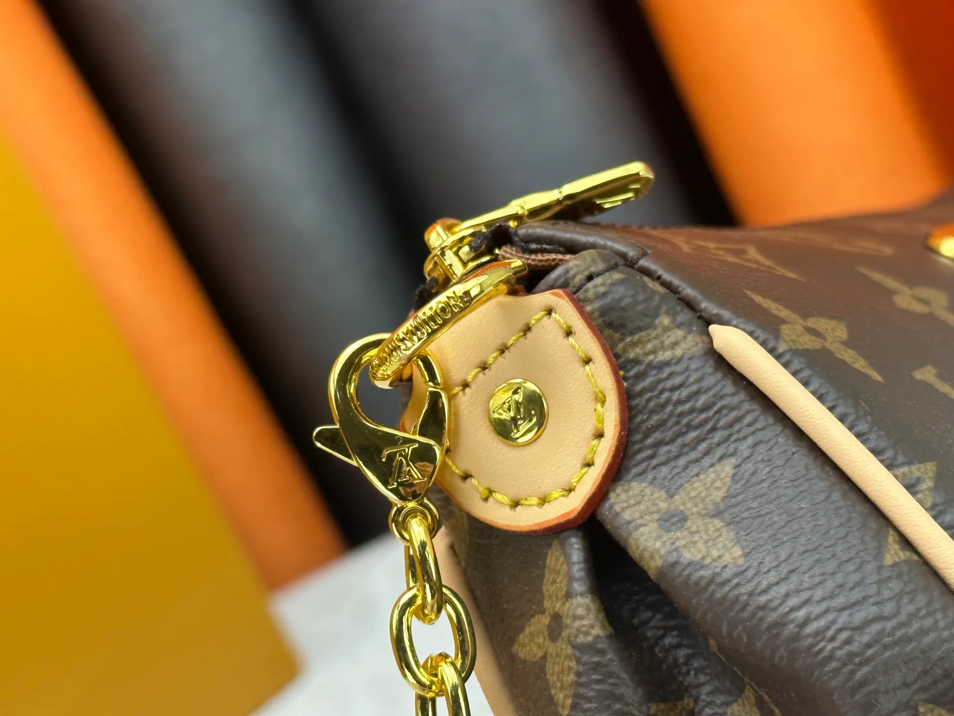 P230 upgraded version [Pochette Eva Handbag] M13567 Presbyopia/Chain This model is made of branded Monogram canvas with contrasting leather trim, conveying elegance with unique touches. The Louis Vuitton-engraved logo plate and detachable chain complement each other, and the shape is ideal for storing daily necessities such as a short wallet and cosmetics.  Dimensions: 27 x 11 x 5 cm