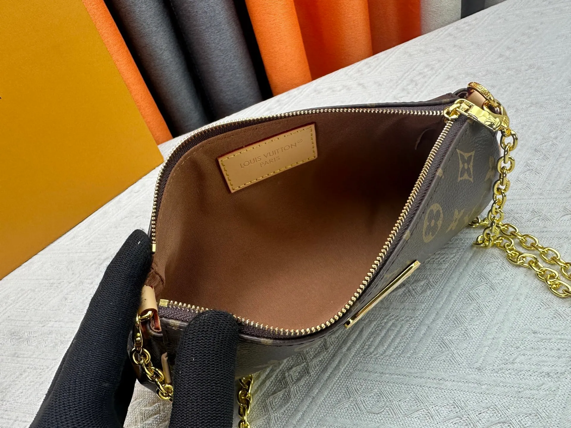 P230 upgraded version [Pochette Eva Handbag] M13567 Presbyopia/Chain This model is made of branded Monogram canvas with contrasting leather trim, conveying elegance with unique touches. The Louis Vuitton-engraved logo plate and detachable chain complement each other, and the shape is ideal for storing daily necessities such as a short wallet and cosmetics.  Dimensions: 27 x 11 x 5 cm