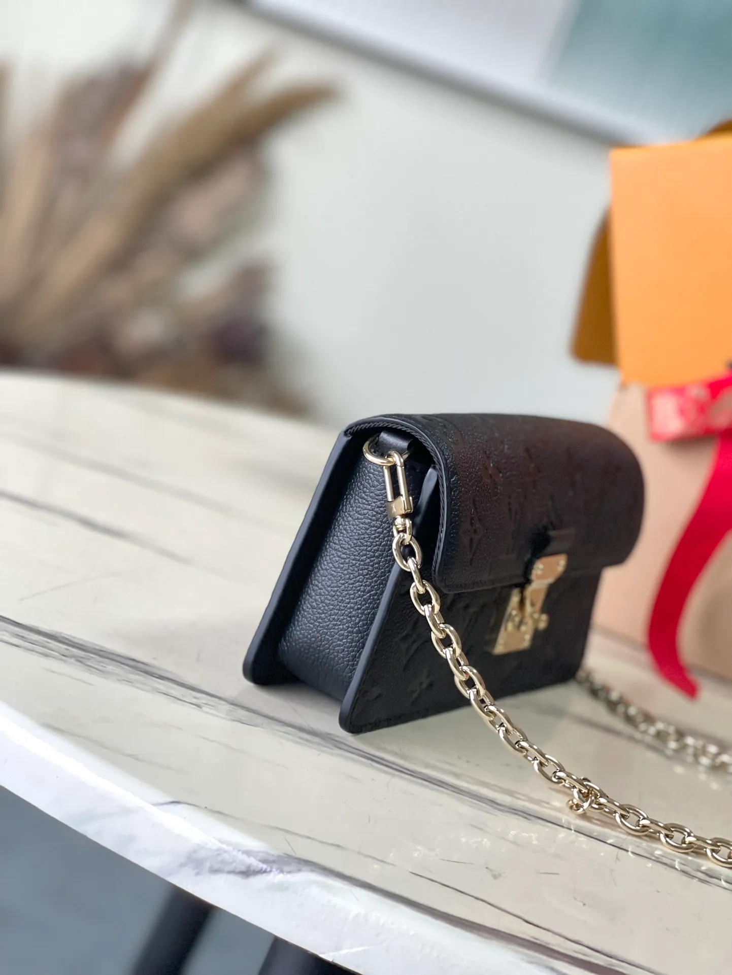 💰960 (top layer leather) top original order M82671 black Wallet On Chain Metis handbag is made of grained Monogram Empreinte leather with the brand's Monogram pattern embossed on it. It has a distinctive appearance with a trapezoidal design and the front flap is fixed with an S-lock, which is inherited from classic suitcases. Detachable chain allows for cross-body wear. Dimensions: 19 × 11 × 5.5 cm