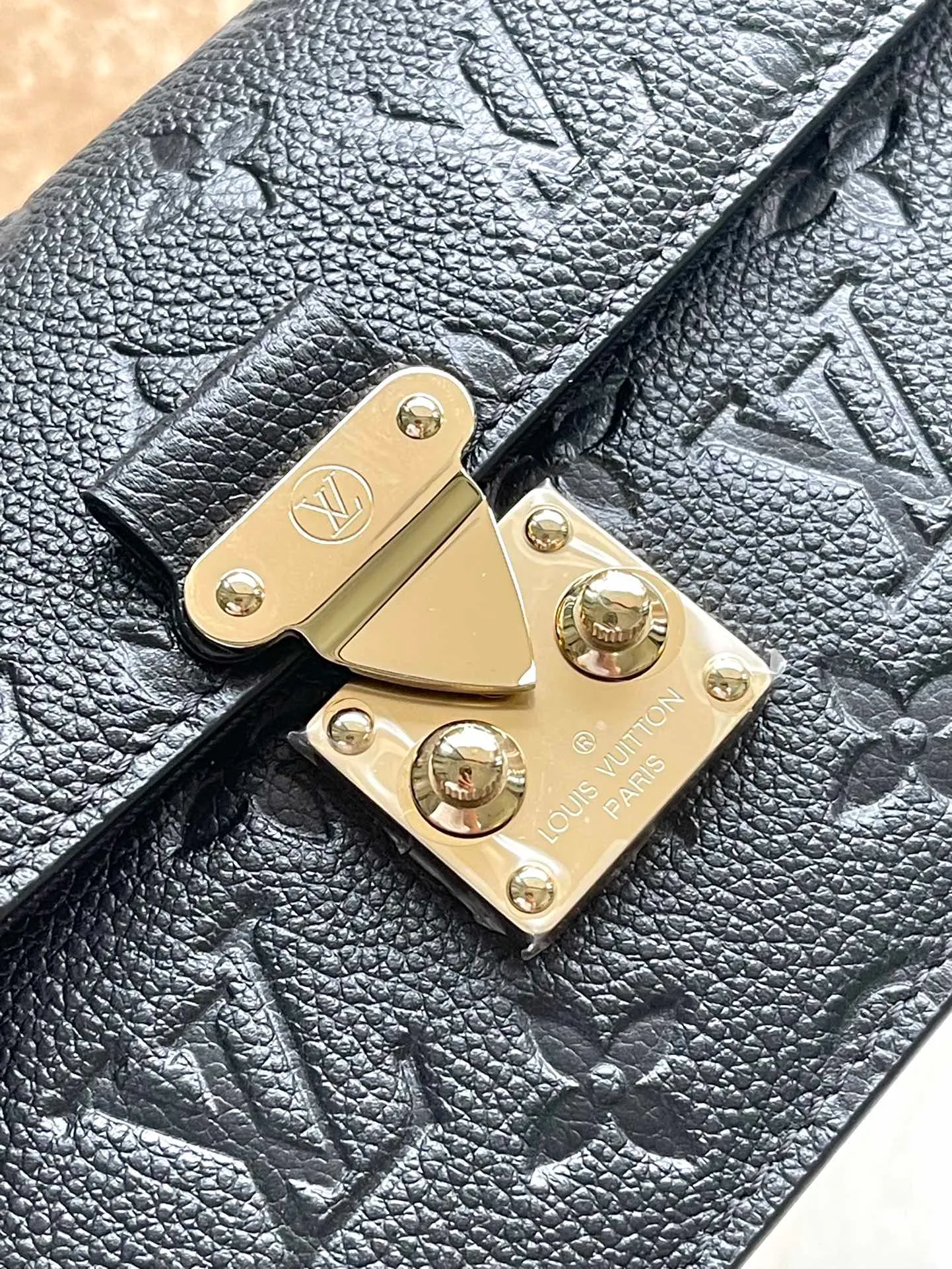 💰960 (top layer leather) top original order M82671 black Wallet On Chain Metis handbag is made of grained Monogram Empreinte leather with the brand's Monogram pattern embossed on it. It has a distinctive appearance with a trapezoidal design and the front flap is fixed with an S-lock, which is inherited from classic suitcases. Detachable chain allows for cross-body wear. Dimensions: 19 × 11 × 5.5 cm