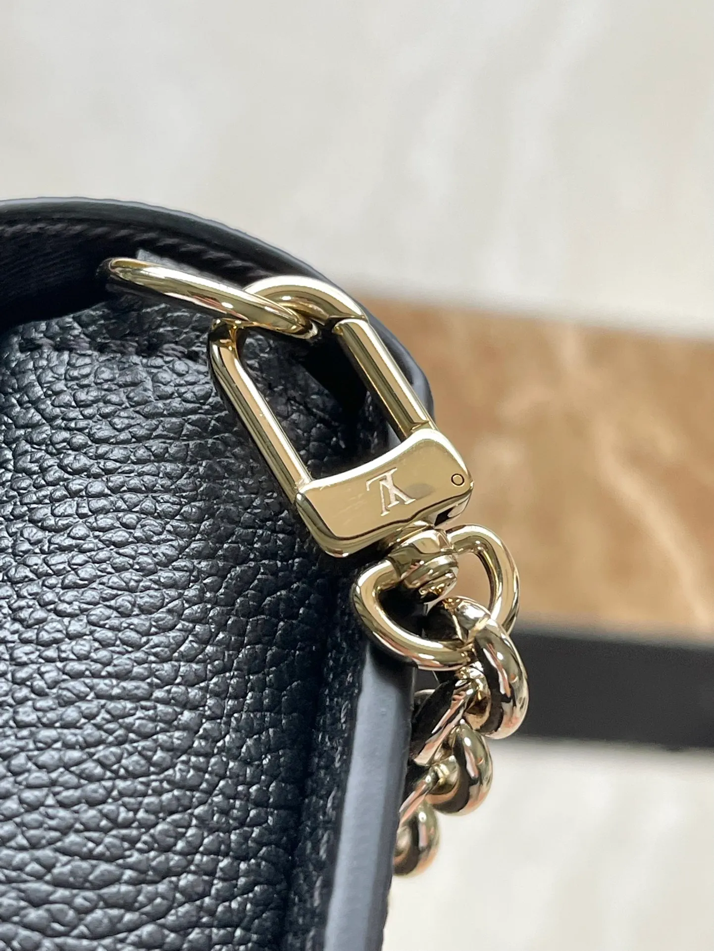 💰960 (top layer leather) top original order M82671 black Wallet On Chain Metis handbag is made of grained Monogram Empreinte leather with the brand's Monogram pattern embossed on it. It has a distinctive appearance with a trapezoidal design and the front flap is fixed with an S-lock, which is inherited from classic suitcases. Detachable chain allows for cross-body wear. Dimensions: 19 × 11 × 5.5 cm