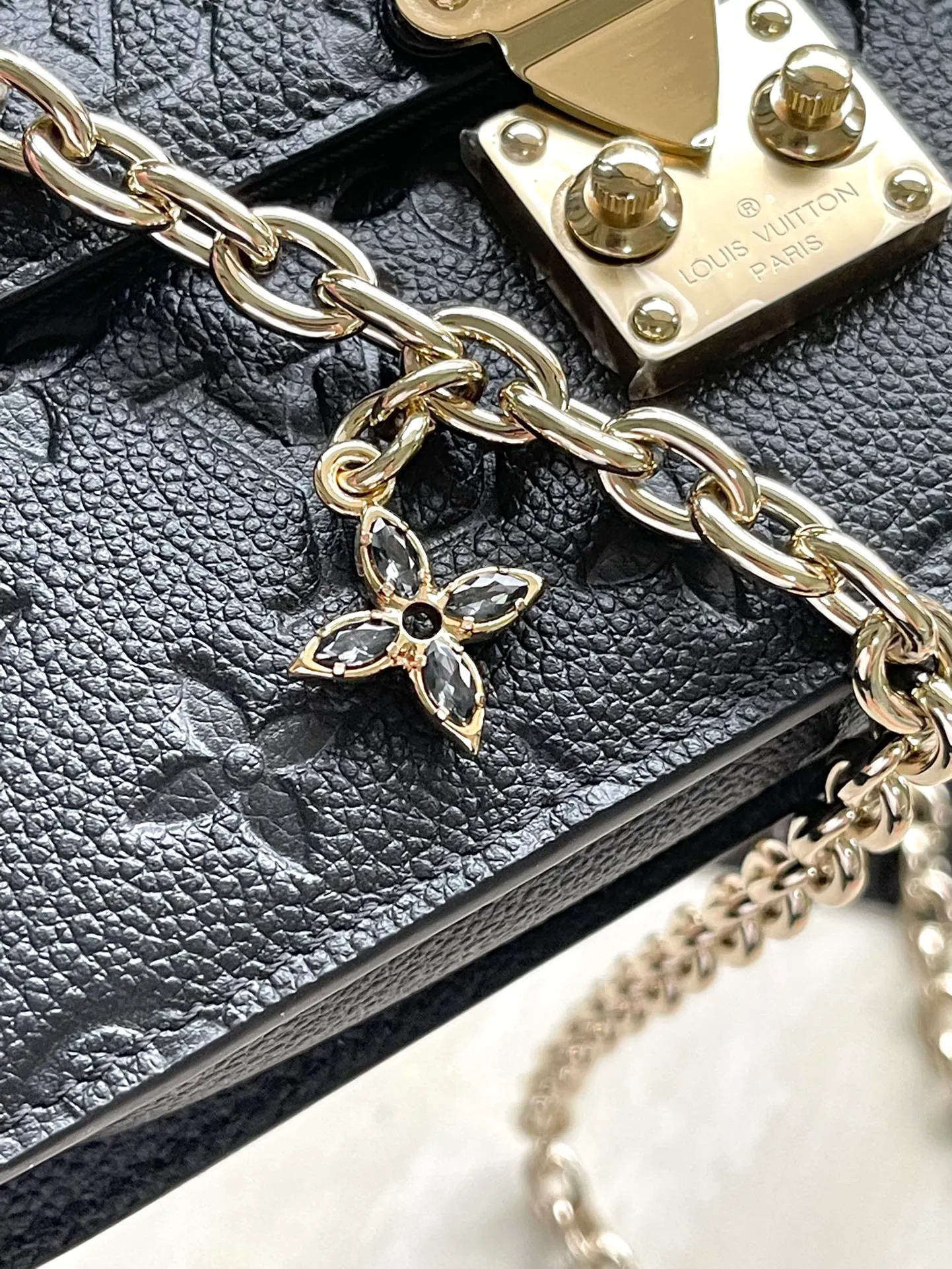 💰960 (top layer leather) top original order M82671 black Wallet On Chain Metis handbag is made of grained Monogram Empreinte leather with the brand's Monogram pattern embossed on it. It has a distinctive appearance with a trapezoidal design and the front flap is fixed with an S-lock, which is inherited from classic suitcases. Detachable chain allows for cross-body wear. Dimensions: 19 × 11 × 5.5 cm