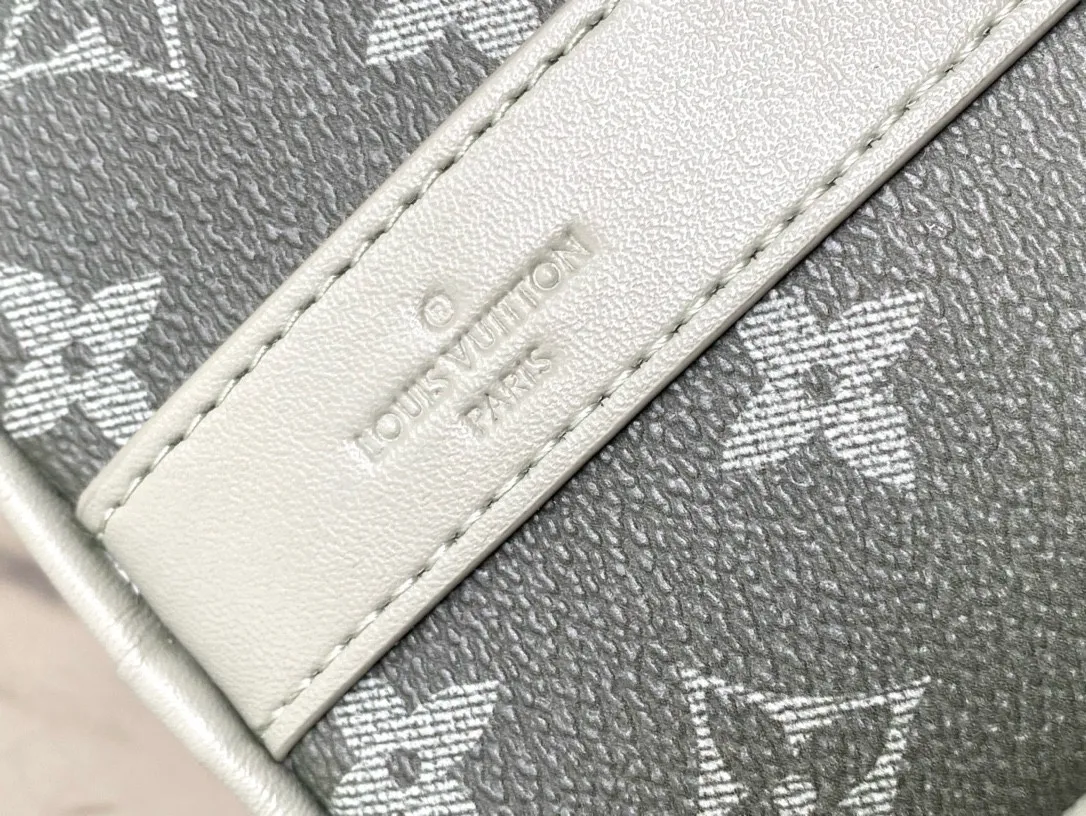 💰940 Top Original M11591 This Keepal Bandouliere handbag is made of Monogram Gradient coated canvas, cleverly depicting the gradual dissipation of the full-hat Monogram pattern. Top handles, side straps and nameplates complete the details, and the detachable and adjustable shoulder strap allows for shoulder or cross-body wear. Dimensions: 25 × 15 × 11 cm