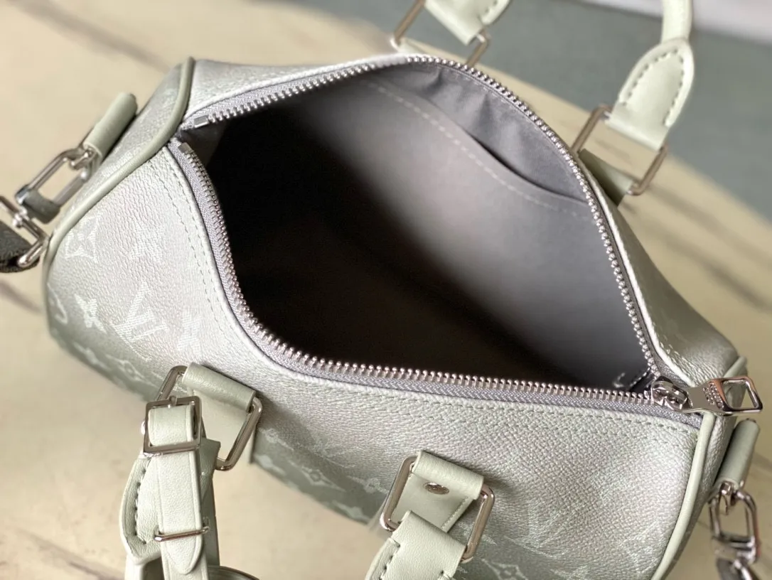 💰940 Top Original M11591 This Keepal Bandouliere handbag is made of Monogram Gradient coated canvas, cleverly depicting the gradual dissipation of the full-hat Monogram pattern. Top handles, side straps and nameplates complete the details, and the detachable and adjustable shoulder strap allows for shoulder or cross-body wear. Dimensions: 25 × 15 × 11 cm
