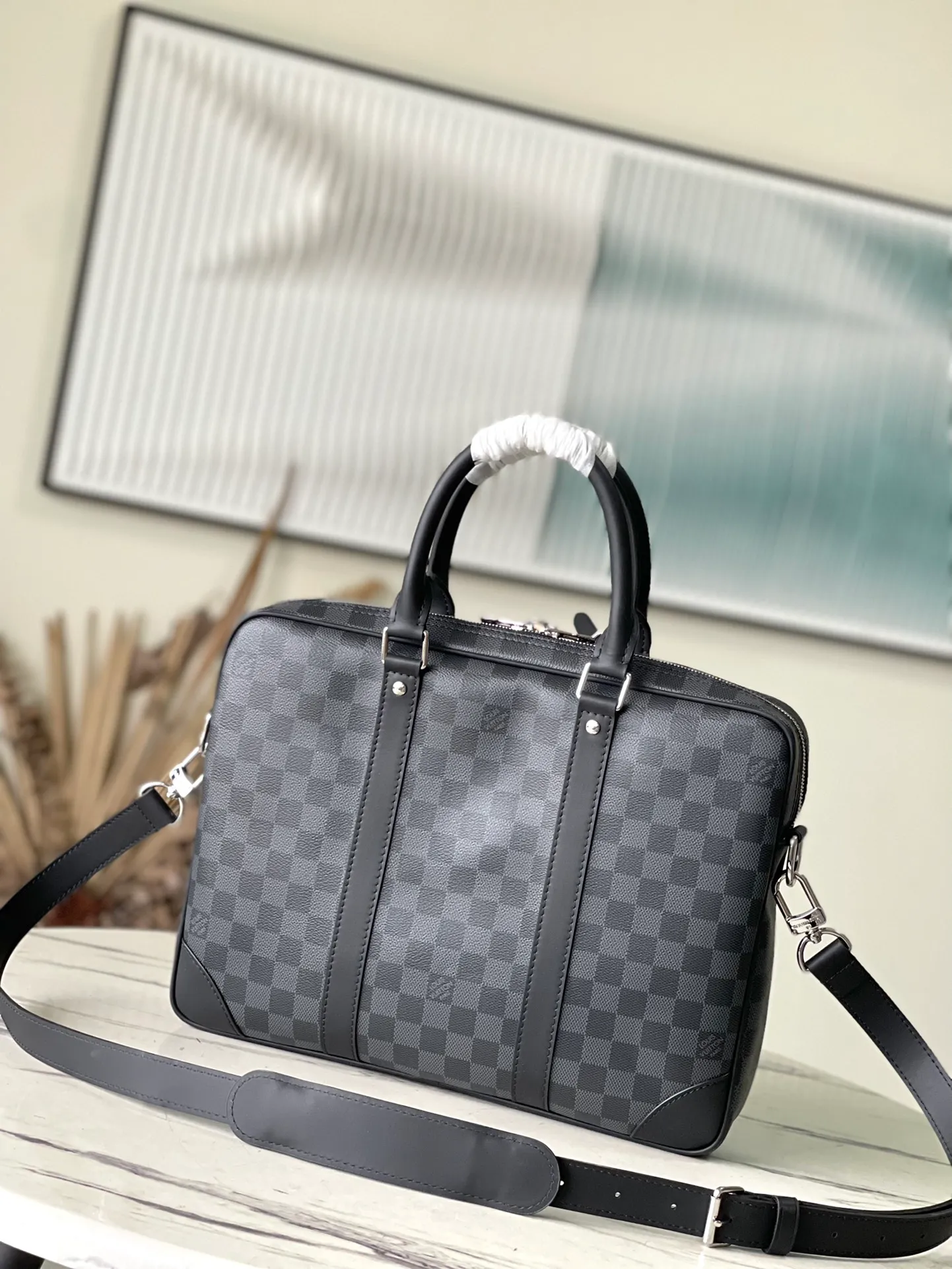 💰1000 Top Original N40445 This Voyage small briefcase is made of Monogram Eclipse canvas to create a simple silhouette, with top leather handles, side straps and reinforced corners. The detachable and adjustable shoulder strap allows for a variety of carrying options. size：36.5x27.5x6cm