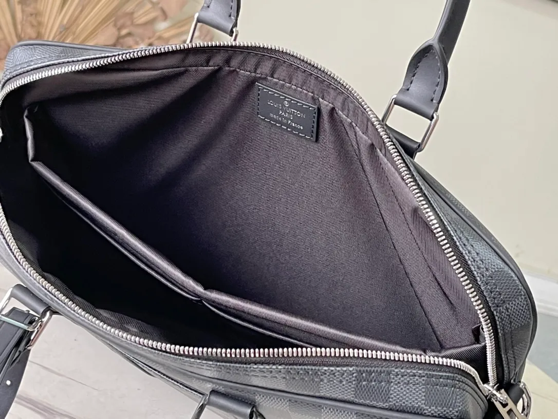 💰1000 Top Original N40445 This Voyage small briefcase is made of Monogram Eclipse canvas to create a simple silhouette, with top leather handles, side straps and reinforced corners. The detachable and adjustable shoulder strap allows for a variety of carrying options. size：36.5x27.5x6cm