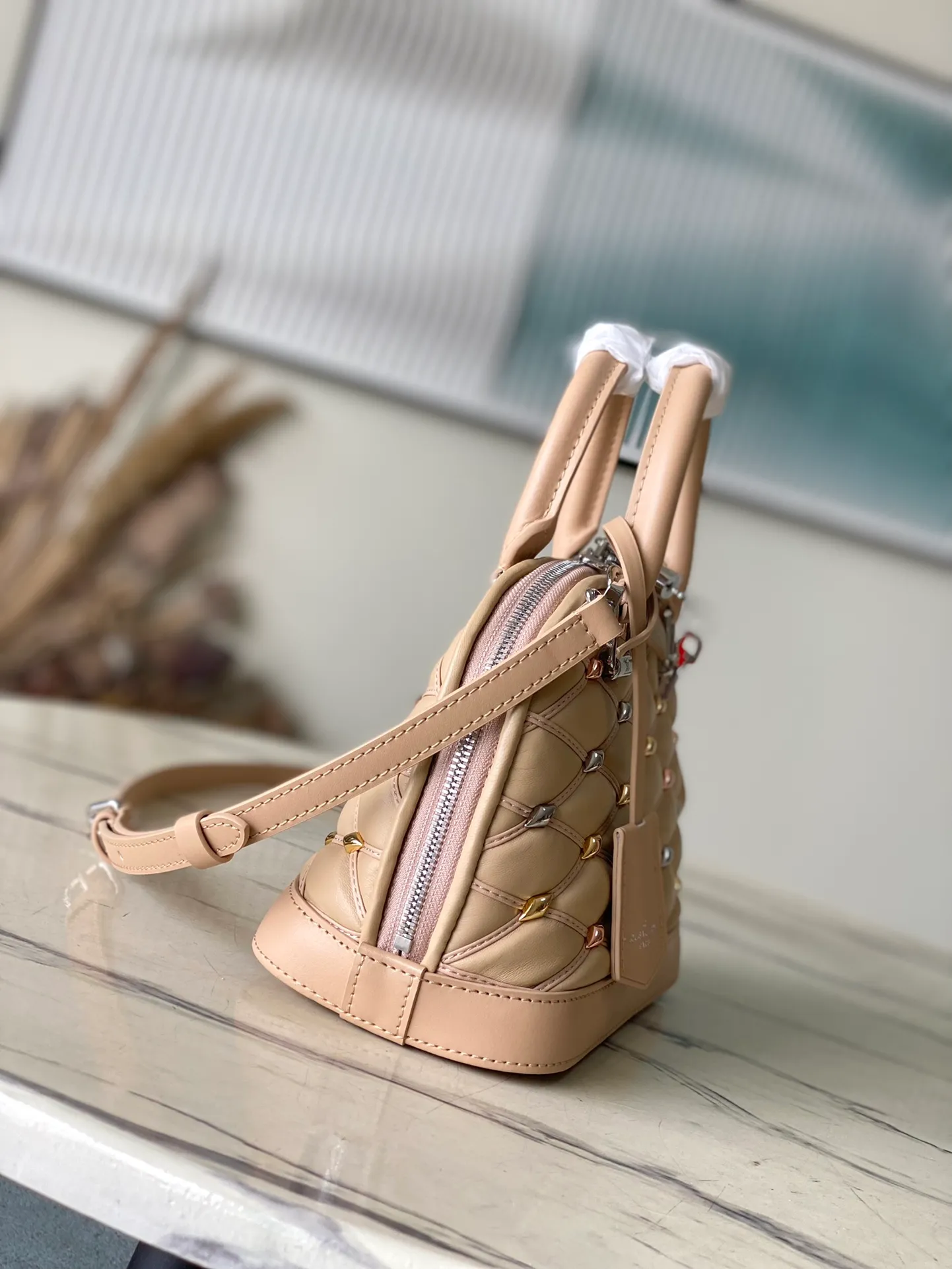 💰1180 (top layer leather) top quality original order M24153 apricot. This Alma BB handbag is made of rhombus sheepskin with bright diamond-shaped studs, which cleverly pays homage to the stitched interior design of the brand's hard luggage. Silver-pressed leather handles and removable and adjustable shoulder strap allow for comfortable carrying. Dimensions: 23.5 × 17.5 × 11.5 cm
