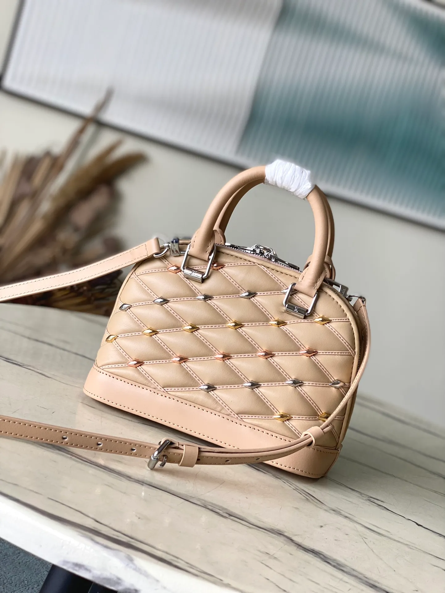 💰1180 (top layer leather) top quality original order M24153 apricot. This Alma BB handbag is made of rhombus sheepskin with bright diamond-shaped studs, which cleverly pays homage to the stitched interior design of the brand's hard luggage. Silver-pressed leather handles and removable and adjustable shoulder strap allow for comfortable carrying. Dimensions: 23.5 × 17.5 × 11.5 cm