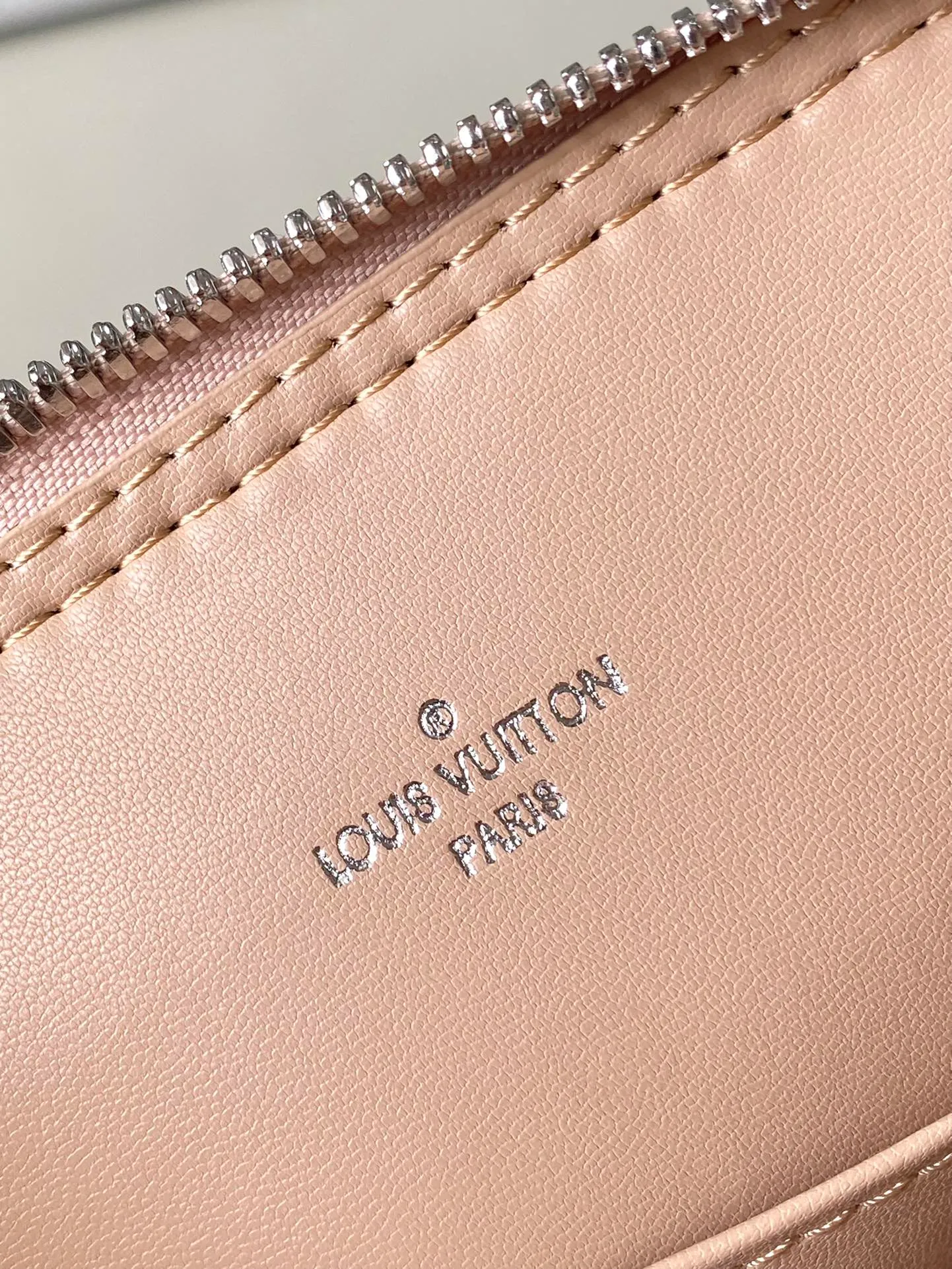 💰1180 (top layer leather) top quality original order M24153 apricot. This Alma BB handbag is made of rhombus sheepskin with bright diamond-shaped studs, which cleverly pays homage to the stitched interior design of the brand's hard luggage. Silver-pressed leather handles and removable and adjustable shoulder strap allow for comfortable carrying. Dimensions: 23.5 × 17.5 × 11.5 cm