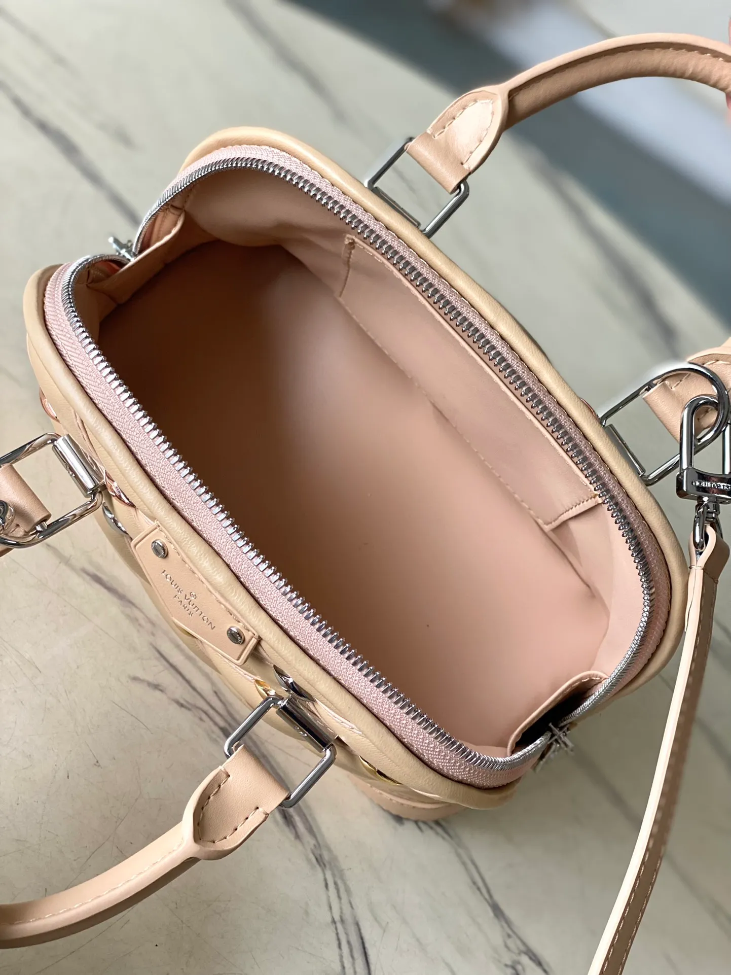 💰1180 (top layer leather) top quality original order M24153 apricot. This Alma BB handbag is made of rhombus sheepskin with bright diamond-shaped studs, which cleverly pays homage to the stitched interior design of the brand's hard luggage. Silver-pressed leather handles and removable and adjustable shoulder strap allow for comfortable carrying. Dimensions: 23.5 × 17.5 × 11.5 cm