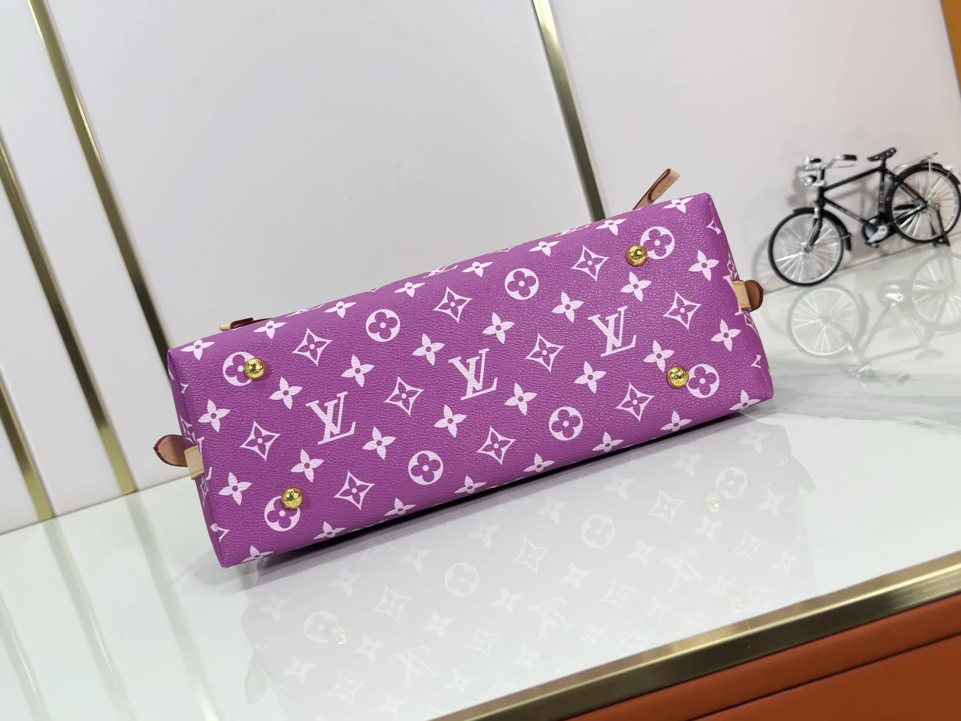P280 upgraded original M24861 M25143 M46203 M46197 Colorful, legendary CarryAll medium handbag, with Monogram canvas and leather trimming to create a body-fitting design. There's a zipped pocket inside the ample space, and a detachable zipped clutch adds a functional element, with a buckle-adjustable handle. Small size: 29 x 24 x 12 cm,