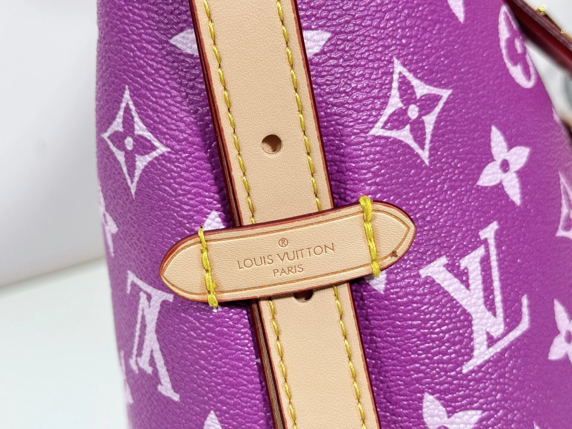 P280 upgraded original M24861 M25143 M46203 M46197 Colorful, legendary CarryAll medium handbag, with Monogram canvas and leather trimming to create a body-fitting design. There's a zipped pocket inside the ample space, and a detachable zipped clutch adds a functional element, with a buckle-adjustable handle. Small size: 29 x 24 x 12 cm,