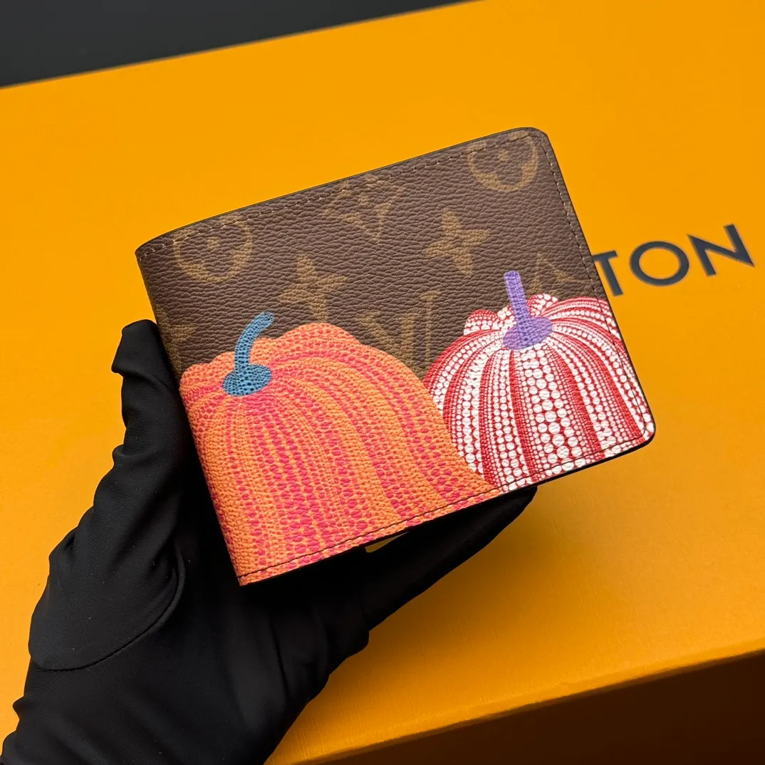 💰110 💎Top Original 🇫🇷 (Pumpkin Series) Short Clip# This LV #YK pocket wallet is from the Louis Vuitton x Yayoi Kusama collaboration series. It depicts colorful pumpkin patterns on the Monogram Eclipse Reverse canvas, reproducing the symbol of warmth and comfort in the eyes of this well-known Japanese artist, and injecting artistic essence into functional design. Detailed Features Model: M60895 Pumpkin Dimensions: 11.5x 9.5x 1 cm Monogram Eclipse Reverse coated canvas with colorful pumpkin pattern LV x YK logo on the interior Card compartment Internal pocket External patch pocket