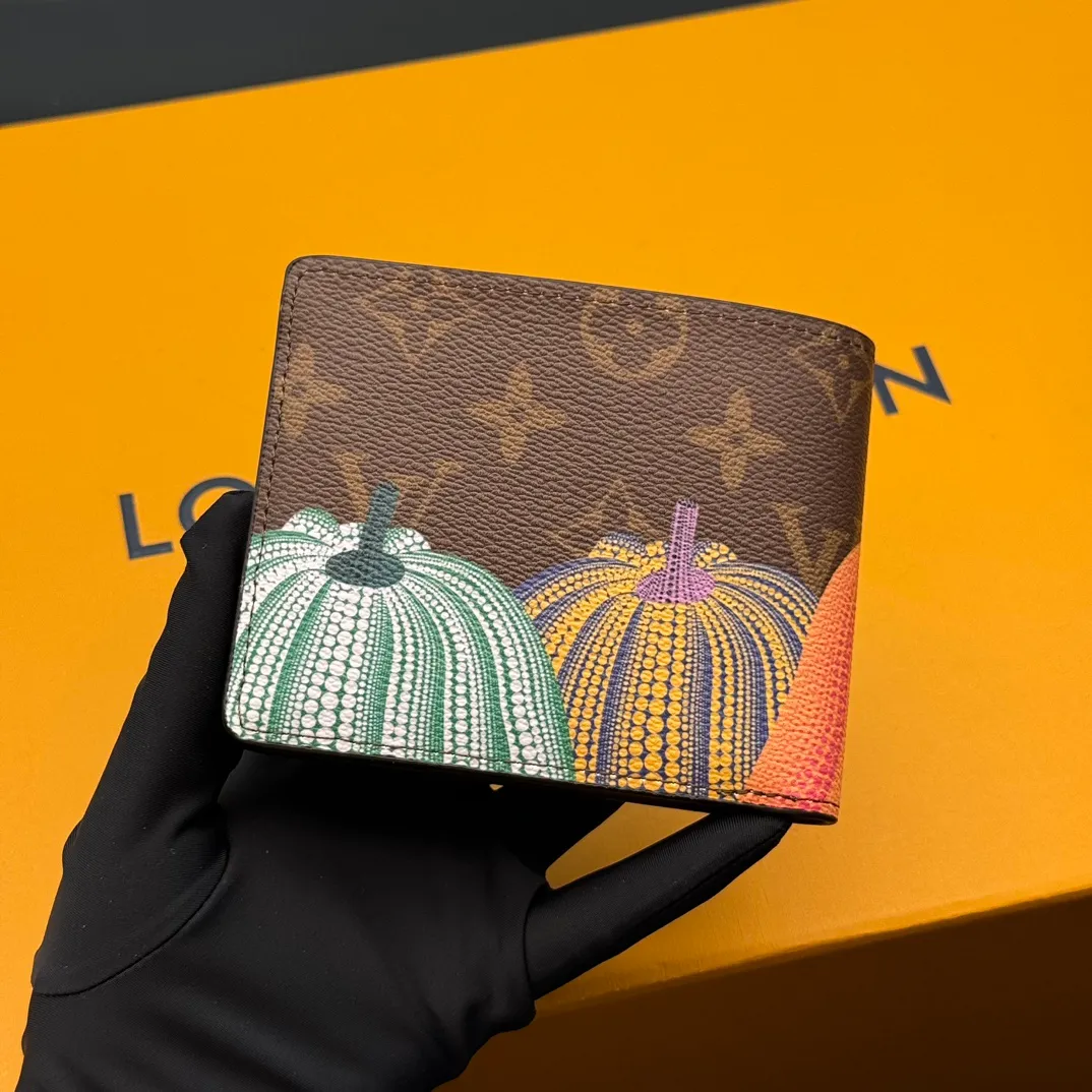 💰110 💎Top Original 🇫🇷 (Pumpkin Series) Short Clip# This LV #YK pocket wallet is from the Louis Vuitton x Yayoi Kusama collaboration series. It depicts colorful pumpkin patterns on the Monogram Eclipse Reverse canvas, reproducing the symbol of warmth and comfort in the eyes of this well-known Japanese artist, and injecting artistic essence into functional design. Detailed Features Model: M60895 Pumpkin Dimensions: 11.5x 9.5x 1 cm Monogram Eclipse Reverse coated canvas with colorful pumpkin pattern LV x YK logo on the interior Card compartment Internal pocket External patch pocket