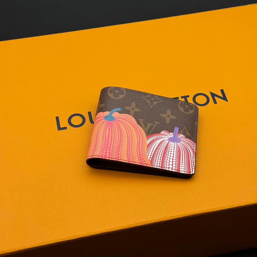 💰110 💎Top Original 🇫🇷 (Pumpkin Series) Short Clip# This LV #YK pocket wallet is from the Louis Vuitton x Yayoi Kusama collaboration series. It depicts colorful pumpkin patterns on the Monogram Eclipse Reverse canvas, reproducing the symbol of warmth and comfort in the eyes of this well-known Japanese artist, and injecting artistic essence into functional design. Detailed Features Model: M60895 Pumpkin Dimensions: 11.5x 9.5x 1 cm Monogram Eclipse Reverse coated canvas with colorful pumpkin pattern LV x YK logo on the interior Card compartment Internal pocket External patch pocket