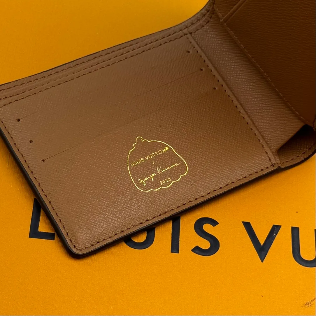 💰110 💎Top Original 🇫🇷 (Pumpkin Series) Short Clip# This LV #YK pocket wallet is from the Louis Vuitton x Yayoi Kusama collaboration series. It depicts colorful pumpkin patterns on the Monogram Eclipse Reverse canvas, reproducing the symbol of warmth and comfort in the eyes of this well-known Japanese artist, and injecting artistic essence into functional design. Detailed Features Model: M60895 Pumpkin Dimensions: 11.5x 9.5x 1 cm Monogram Eclipse Reverse coated canvas with colorful pumpkin pattern LV x YK logo on the interior Card compartment Internal pocket External patch pocket