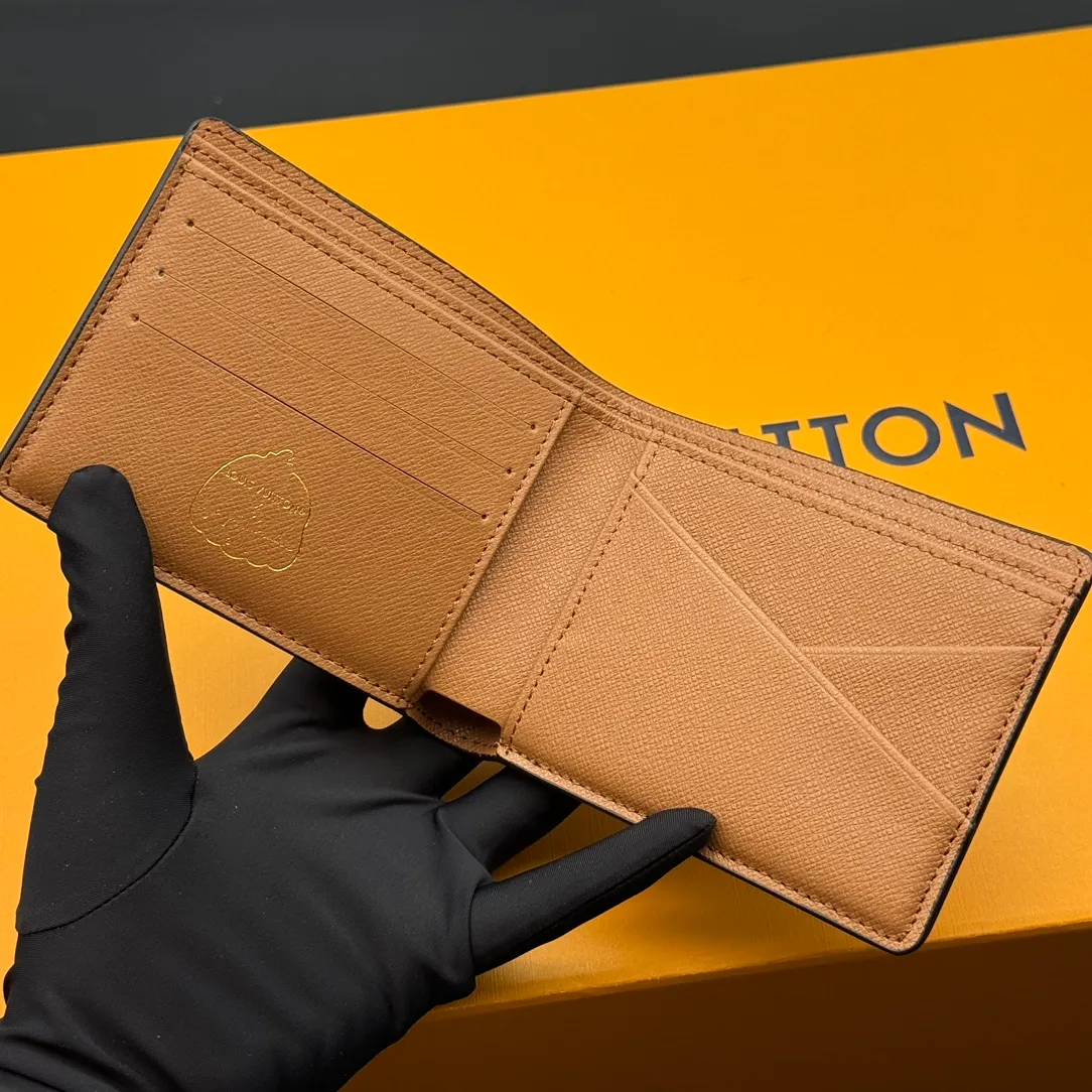 💰110 💎Top Original 🇫🇷 (Pumpkin Series) Short Clip# This LV #YK pocket wallet is from the Louis Vuitton x Yayoi Kusama collaboration series. It depicts colorful pumpkin patterns on the Monogram Eclipse Reverse canvas, reproducing the symbol of warmth and comfort in the eyes of this well-known Japanese artist, and injecting artistic essence into functional design. Detailed Features Model: M60895 Pumpkin Dimensions: 11.5x 9.5x 1 cm Monogram Eclipse Reverse coated canvas with colorful pumpkin pattern LV x YK logo on the interior Card compartment Internal pocket External patch pocket