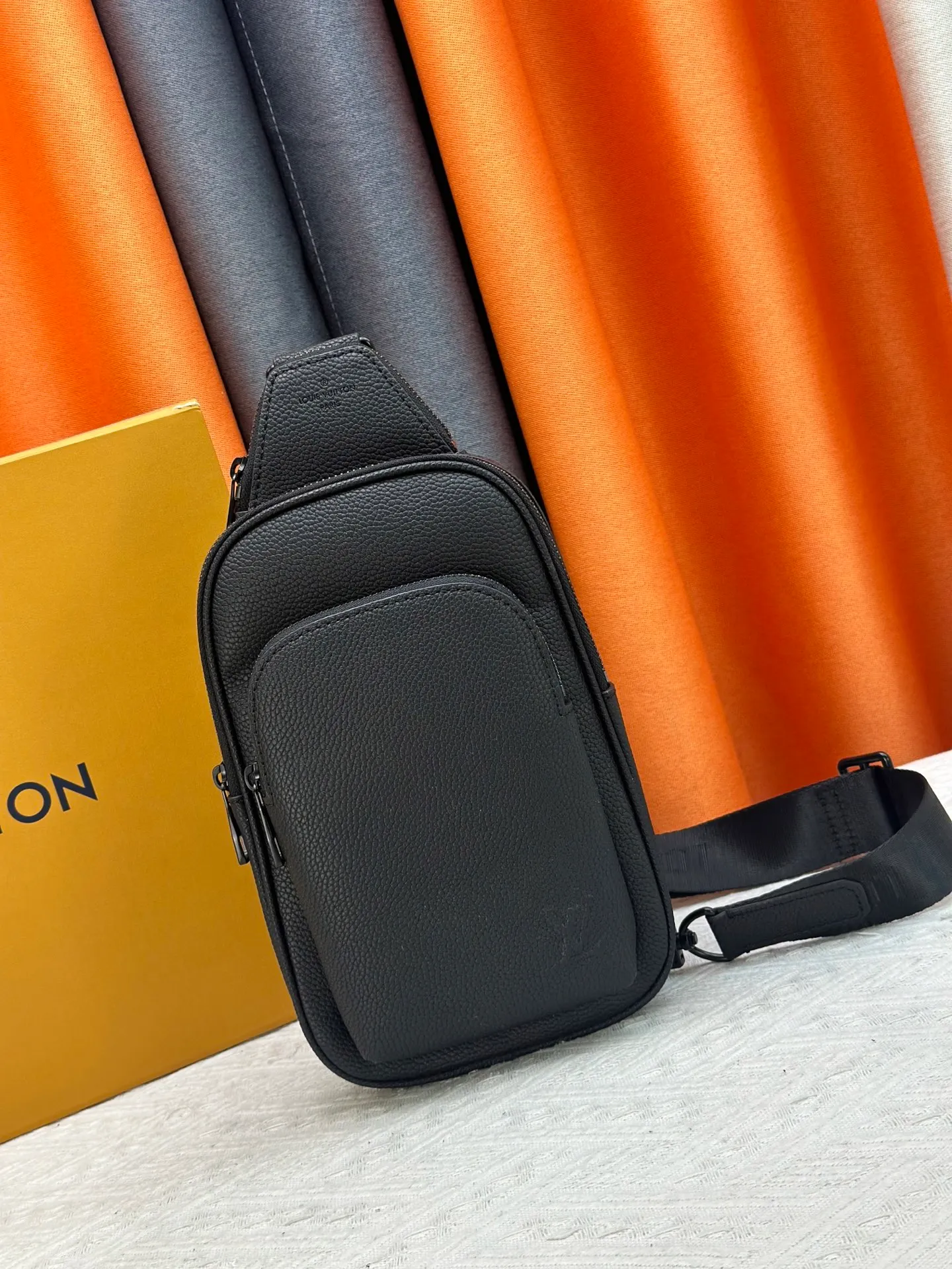 P240 M15255 M15269 M26419 M11703 M47137 M46344 Pebbled leather "Avenue Sling Bag PM" with excellent durability and flexibility. The LV initials of the "LV Aerogram" series are embossed. Main compartment, zippered front pocket, small triangular zippered pocket design. Can be worn from either shoulder with the adjustable strap. Dimensions are 16 x 33 x 5.7 cm. (length x height x width)