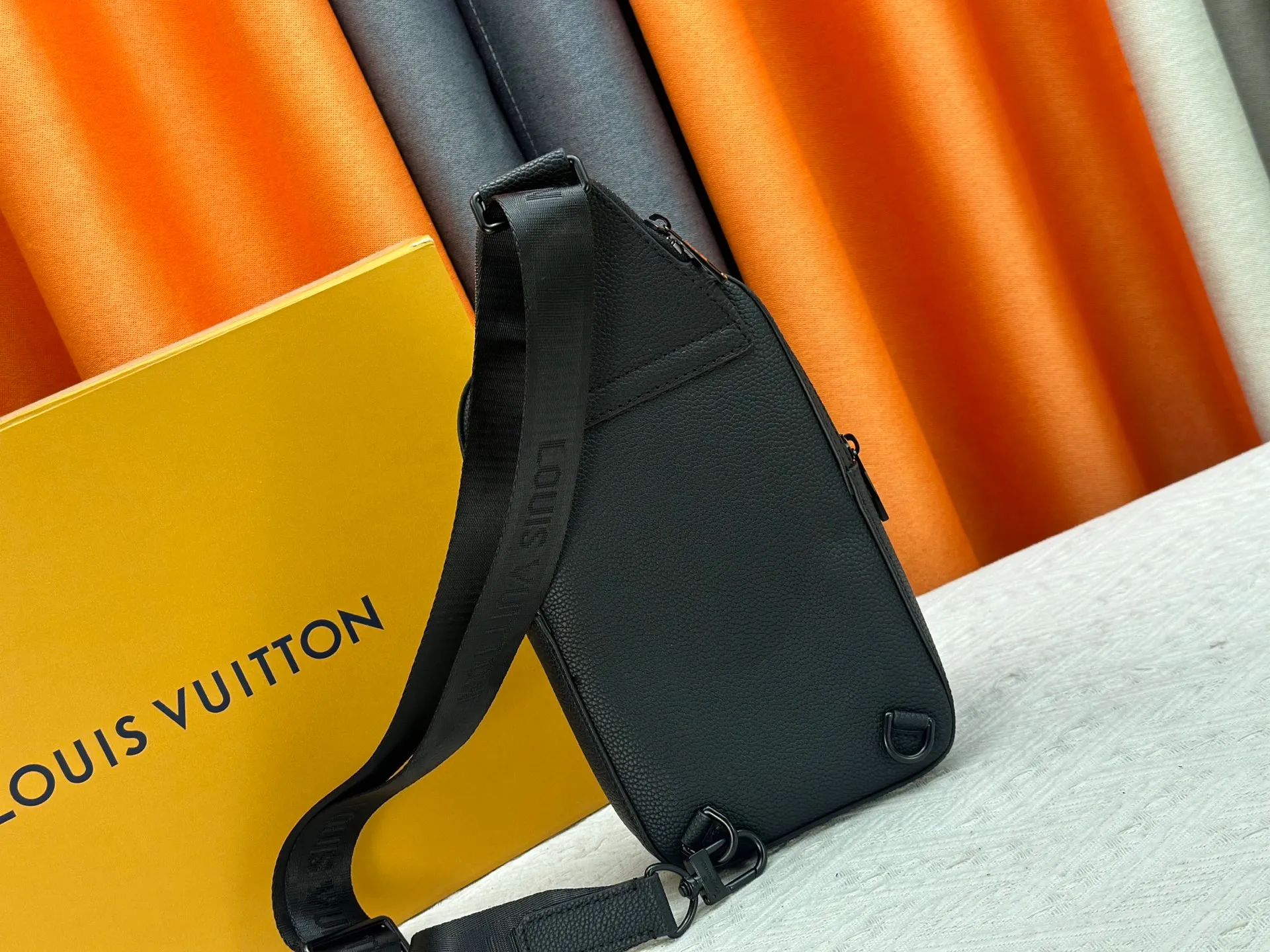 P240 M15255 M15269 M26419 M11703 M47137 M46344 Pebbled leather "Avenue Sling Bag PM" with excellent durability and flexibility. The LV initials of the "LV Aerogram" series are embossed. Main compartment, zippered front pocket, small triangular zippered pocket design. Can be worn from either shoulder with the adjustable strap. Dimensions are 16 x 33 x 5.7 cm. (length x height x width)