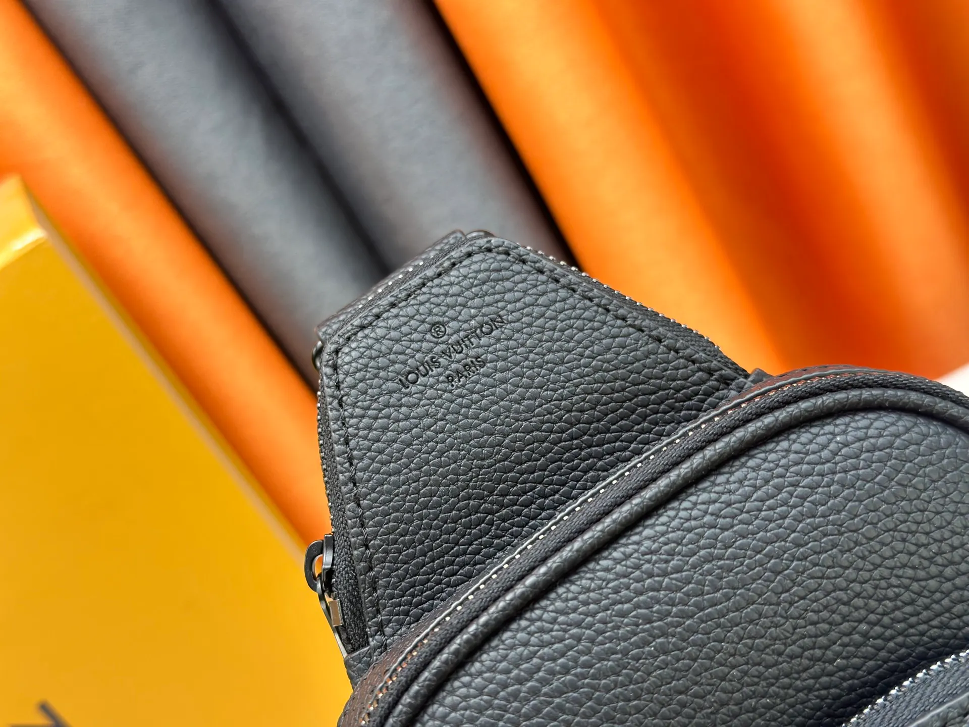 P240 M15255 M15269 M26419 M11703 M47137 M46344 Pebbled leather "Avenue Sling Bag PM" with excellent durability and flexibility. The LV initials of the "LV Aerogram" series are embossed. Main compartment, zippered front pocket, small triangular zippered pocket design. Can be worn from either shoulder with the adjustable strap. Dimensions are 16 x 33 x 5.7 cm. (length x height x width)