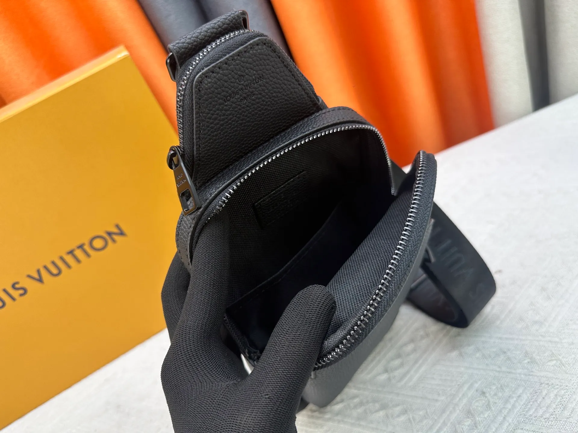 P240 M15255 M15269 M26419 M11703 M47137 M46344 Pebbled leather "Avenue Sling Bag PM" with excellent durability and flexibility. The LV initials of the "LV Aerogram" series are embossed. Main compartment, zippered front pocket, small triangular zippered pocket design. Can be worn from either shoulder with the adjustable strap. Dimensions are 16 x 33 x 5.7 cm. (length x height x width)