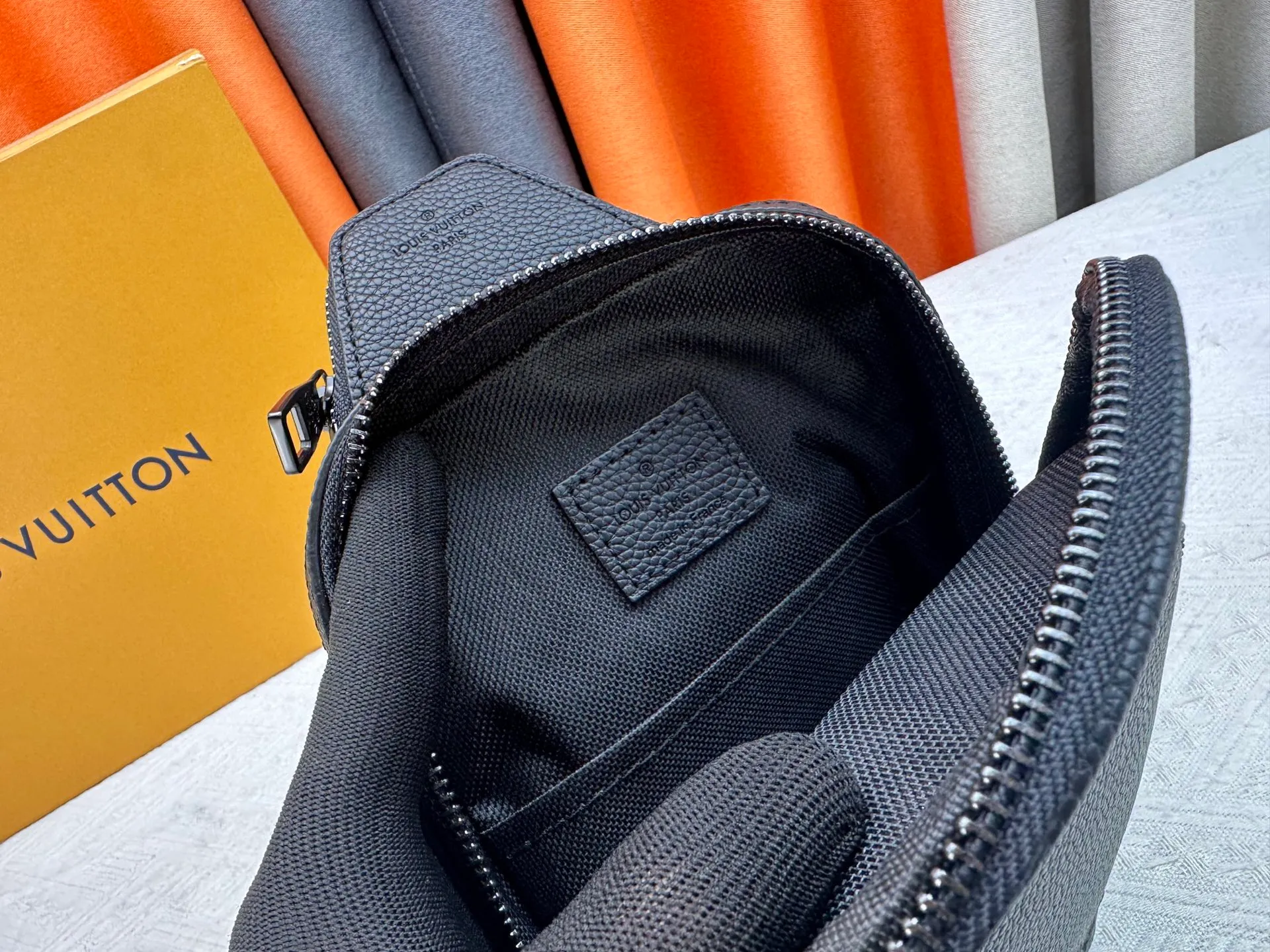 P240 M15255 M15269 M26419 M11703 M47137 M46344 Pebbled leather "Avenue Sling Bag PM" with excellent durability and flexibility. The LV initials of the "LV Aerogram" series are embossed. Main compartment, zippered front pocket, small triangular zippered pocket design. Can be worn from either shoulder with the adjustable strap. Dimensions are 16 x 33 x 5.7 cm. (length x height x width)