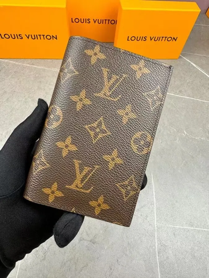 P100💰 M64502! The perfect companion for traveling in style. Lined with luxurious grained calfskin and featuring a multi-compartment interior, this is a classic travel accessory. The image of a giraffe carrying a gorgeous Louis Vuitton handbag and making a shopping spree transforms this elegant passport holder into the embodiment of cuteness. 10.0 x 14.0 x 2.5 cm (length x height x width).