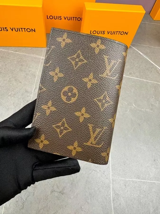 P100💰 M64502! The perfect companion for traveling in style. Lined with luxurious grained calfskin and featuring a multi-compartment interior, this is a classic travel accessory. The image of a giraffe carrying a gorgeous Louis Vuitton handbag and making a shopping spree transforms this elegant passport holder into the embodiment of cuteness. 10.0 x 14.0 x 2.5 cm (length x height x width).