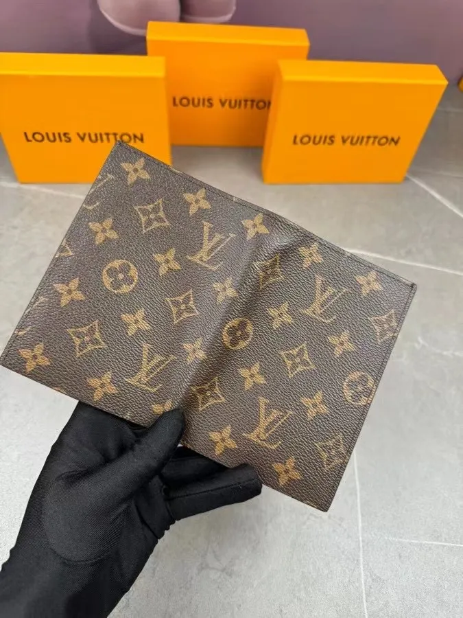P100💰 M64502! The perfect companion for traveling in style. Lined with luxurious grained calfskin and featuring a multi-compartment interior, this is a classic travel accessory. The image of a giraffe carrying a gorgeous Louis Vuitton handbag and making a shopping spree transforms this elegant passport holder into the embodiment of cuteness. 10.0 x 14.0 x 2.5 cm (length x height x width).