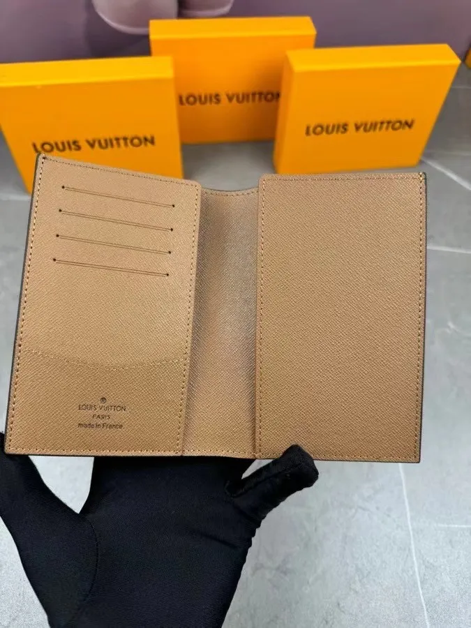 P100💰 M64502! The perfect companion for traveling in style. Lined with luxurious grained calfskin and featuring a multi-compartment interior, this is a classic travel accessory. The image of a giraffe carrying a gorgeous Louis Vuitton handbag and making a shopping spree transforms this elegant passport holder into the embodiment of cuteness. 10.0 x 14.0 x 2.5 cm (length x height x width).
