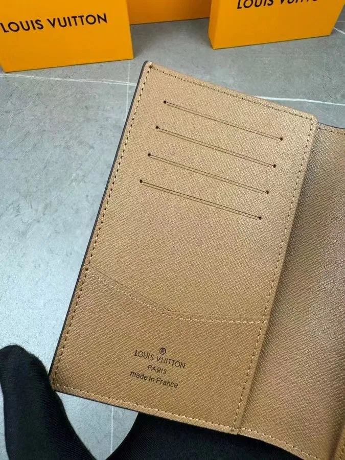 P100💰 M64502! The perfect companion for traveling in style. Lined with luxurious grained calfskin and featuring a multi-compartment interior, this is a classic travel accessory. The image of a giraffe carrying a gorgeous Louis Vuitton handbag and making a shopping spree transforms this elegant passport holder into the embodiment of cuteness. 10.0 x 14.0 x 2.5 cm (length x height x width).