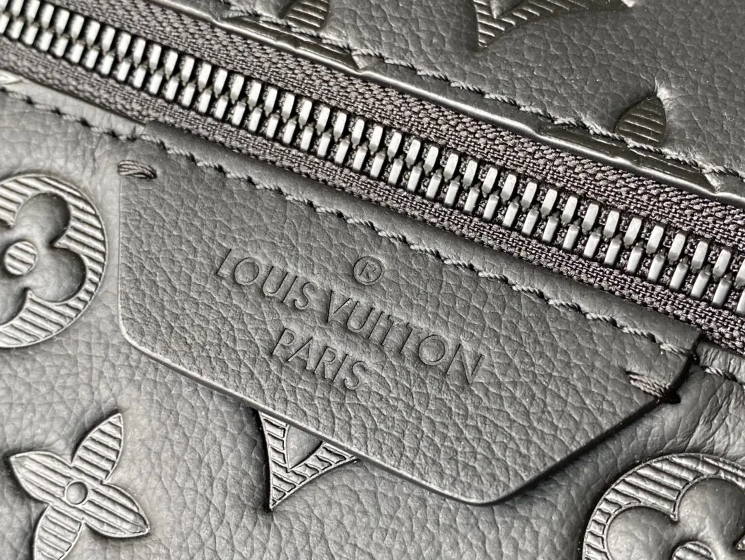 💰1140 (top layer leather) top original M46553 full leather This Discovery backpack is made of Monogram embossed cow leather to create a soft and close-fitting structure, supplemented by the calm atmosphere of metal parts. The outer bag makes it easy to access and store accompanying items, while the inner bag allows for orderly storage. Dimensions: 29 x 38 x 20 cm