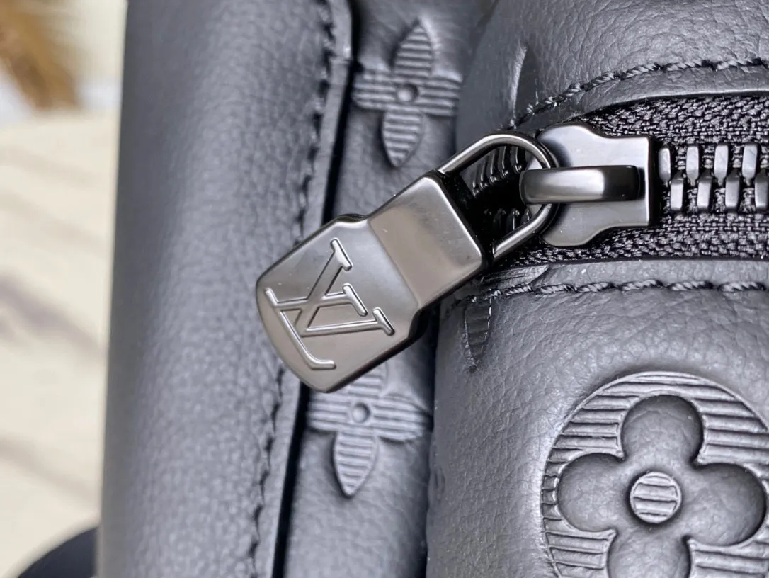 💰1140 (top layer leather) top original M46553 full leather This Discovery backpack is made of Monogram embossed cow leather to create a soft and close-fitting structure, supplemented by the calm atmosphere of metal parts. The outer bag makes it easy to access and store accompanying items, while the inner bag allows for orderly storage. Dimensions: 29 x 38 x 20 cm