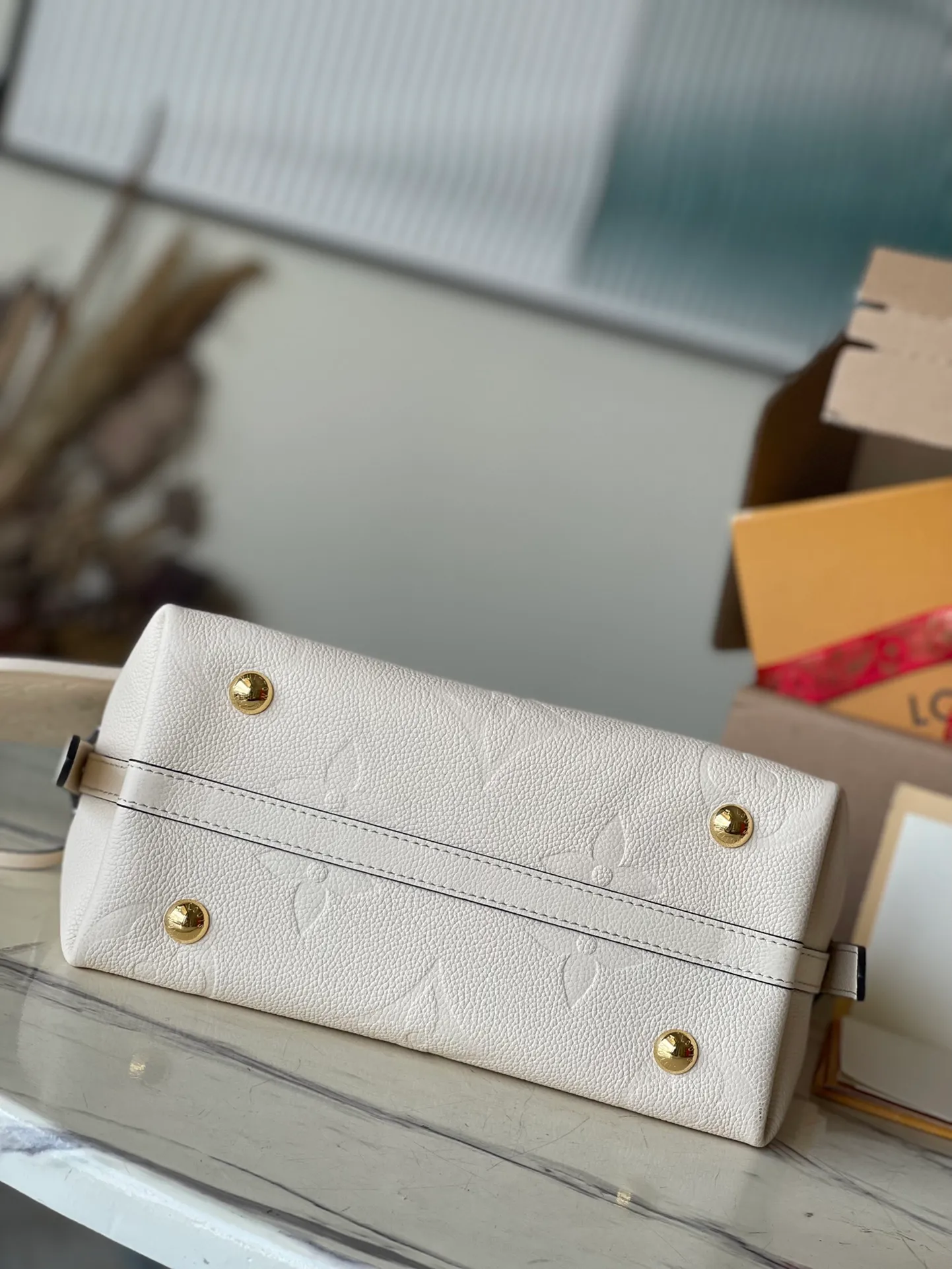 💰1080 (top layer leather) top original order M46293. Support counter inspection. The photos taken of duty-free goods are consistent with the product without opening the packaging. This product is an exclusive duty-free product in the market and is the highest-end product. Inspection is supported. This product has passed strict inspection and is flawless. Please wear gloves when touching the product. This product is not returnable or exchangeable. Please confirm the product first and then remove the label on the handle. This product is temporarily not open to the public, only regular customers, and is in short supply. Dimensions: 24 x 29.5 x 12 cm