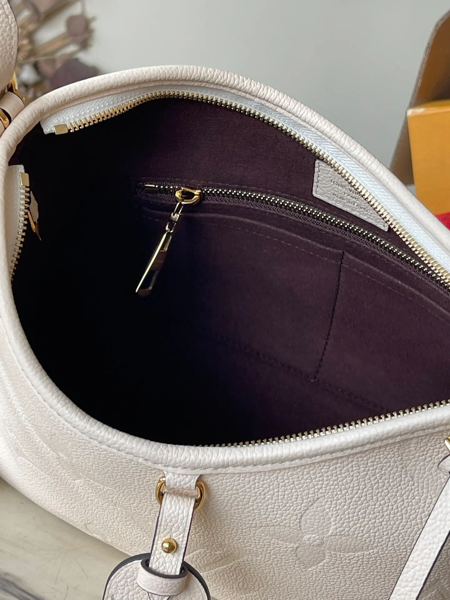 💰1080 (top layer leather) top original order M46293. Support counter inspection. The photos taken of duty-free goods are consistent with the product without opening the packaging. This product is an exclusive duty-free product in the market and is the highest-end product. Inspection is supported. This product has passed strict inspection and is flawless. Please wear gloves when touching the product. This product is not returnable or exchangeable. Please confirm the product first and then remove the label on the handle. This product is temporarily not open to the public, only regular customers, and is in short supply. Dimensions: 24 x 29.5 x 12 cm