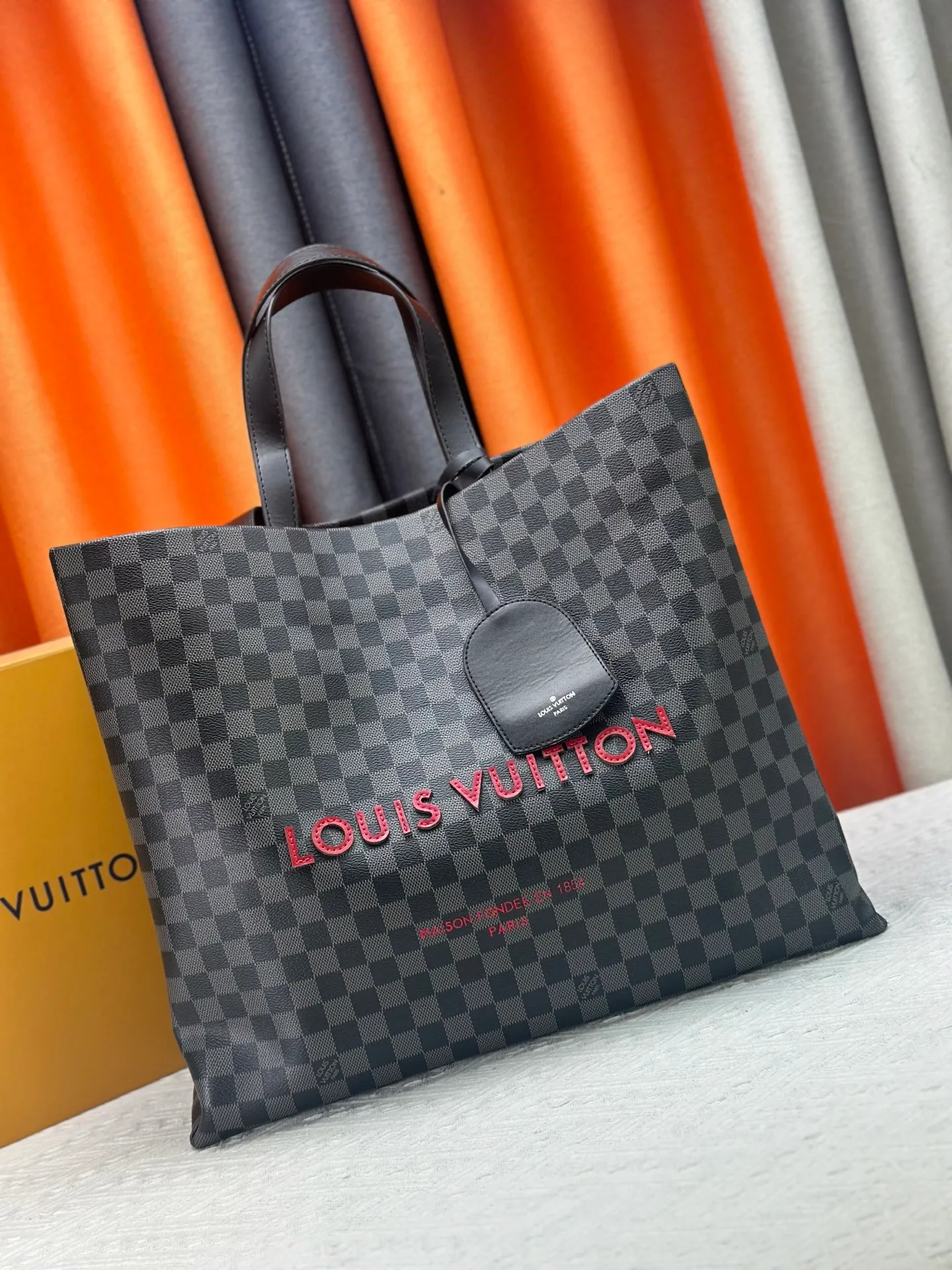 P300 M24457 Black Check Presbyopia Plaid Purple Grass Green Pink Black Orange Blue Green Gray Presbyopia Plaid Black Crocodile Pattern Orange Crocodile Pattern 13 Colors ✔️ This Shopper medium handbag draws inspiration from Louis Vuitton shopping bags, with the words Louis Vuitton and Maison Fondée En 1854 written on soft cow leather, with top handles and detachable shoulder straps. Dimensions: 42x34x16cm