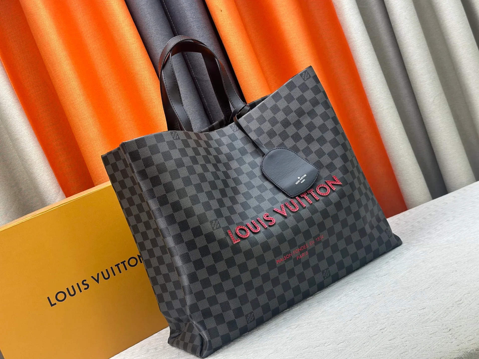 P300 M24457 Black Check Presbyopia Plaid Purple Grass Green Pink Black Orange Blue Green Gray Presbyopia Plaid Black Crocodile Pattern Orange Crocodile Pattern 13 Colors ✔️ This Shopper medium handbag draws inspiration from Louis Vuitton shopping bags, with the words Louis Vuitton and Maison Fondée En 1854 written on soft cow leather, with top handles and detachable shoulder straps. Dimensions: 42x34x16cm