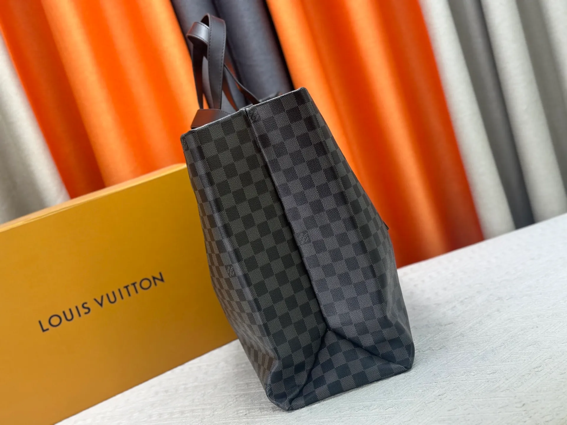 P300 M24457 Black Check Presbyopia Plaid Purple Grass Green Pink Black Orange Blue Green Gray Presbyopia Plaid Black Crocodile Pattern Orange Crocodile Pattern 13 Colors ✔️ This Shopper medium handbag draws inspiration from Louis Vuitton shopping bags, with the words Louis Vuitton and Maison Fondée En 1854 written on soft cow leather, with top handles and detachable shoulder straps. Dimensions: 42x34x16cm