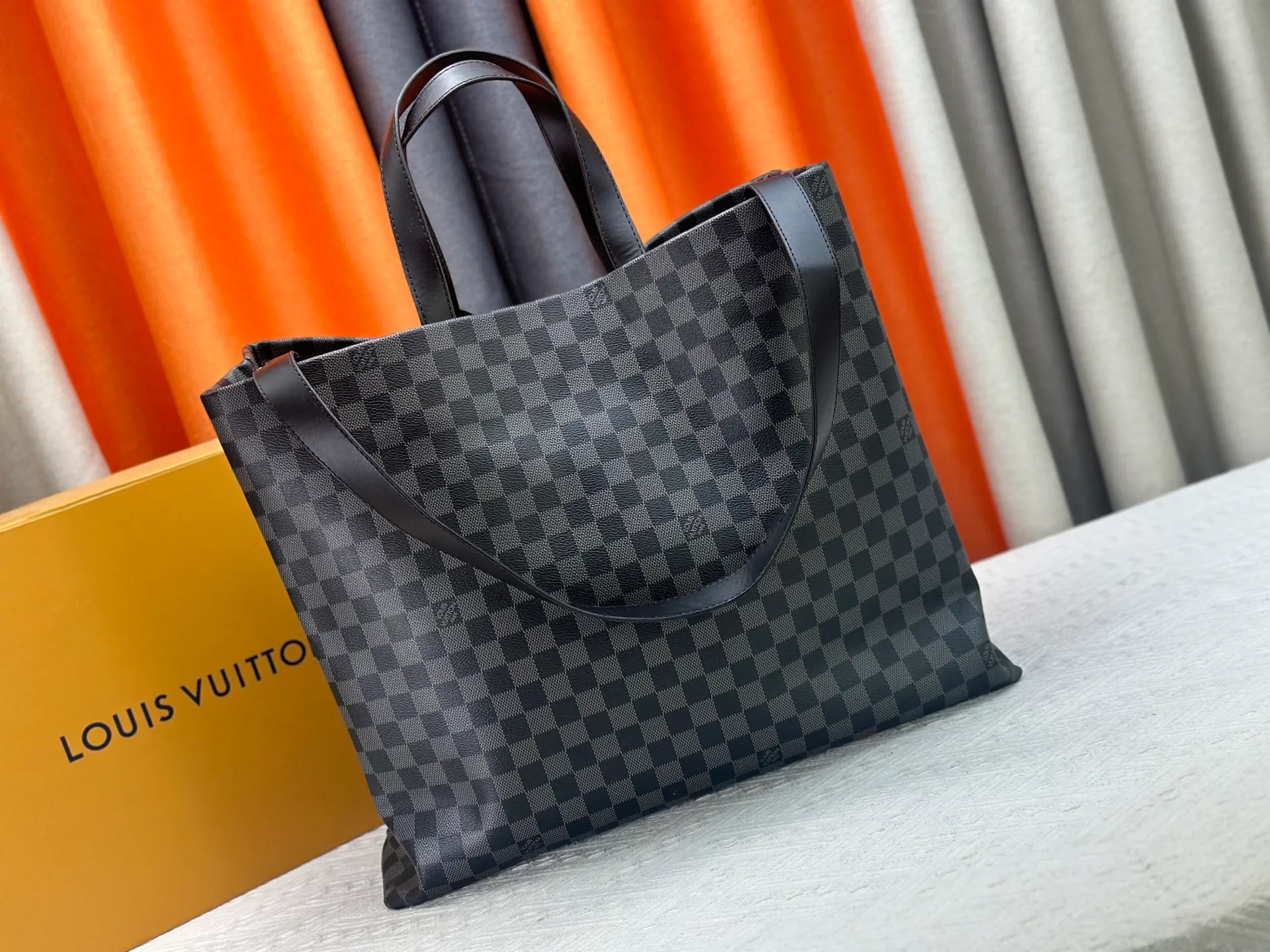 P300 M24457 Black Check Presbyopia Plaid Purple Grass Green Pink Black Orange Blue Green Gray Presbyopia Plaid Black Crocodile Pattern Orange Crocodile Pattern 13 Colors ✔️ This Shopper medium handbag draws inspiration from Louis Vuitton shopping bags, with the words Louis Vuitton and Maison Fondée En 1854 written on soft cow leather, with top handles and detachable shoulder straps. Dimensions: 42x34x16cm