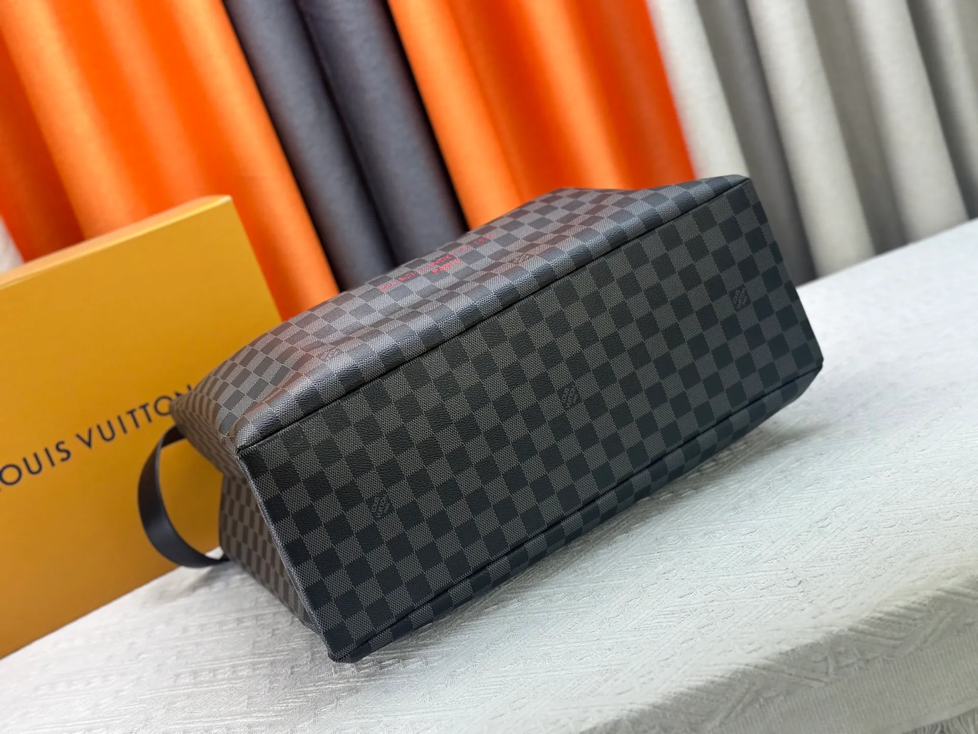 P300 M24457 Black Check Presbyopia Plaid Purple Grass Green Pink Black Orange Blue Green Gray Presbyopia Plaid Black Crocodile Pattern Orange Crocodile Pattern 13 Colors ✔️ This Shopper medium handbag draws inspiration from Louis Vuitton shopping bags, with the words Louis Vuitton and Maison Fondée En 1854 written on soft cow leather, with top handles and detachable shoulder straps. Dimensions: 42x34x16cm