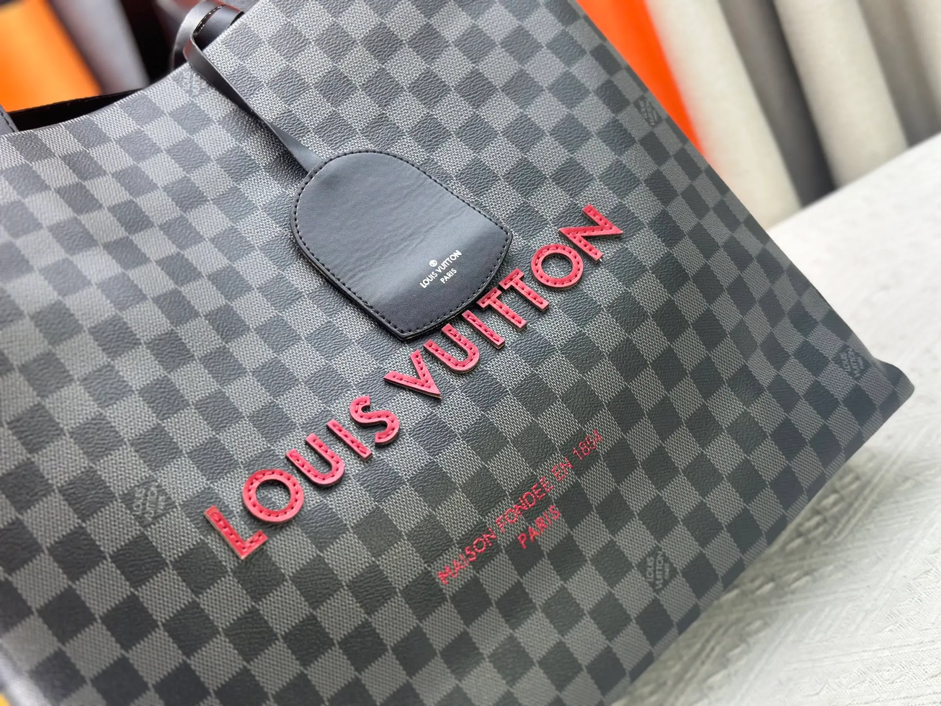 P300 M24457 Black Check Presbyopia Plaid Purple Grass Green Pink Black Orange Blue Green Gray Presbyopia Plaid Black Crocodile Pattern Orange Crocodile Pattern 13 Colors ✔️ This Shopper medium handbag draws inspiration from Louis Vuitton shopping bags, with the words Louis Vuitton and Maison Fondée En 1854 written on soft cow leather, with top handles and detachable shoulder straps. Dimensions: 42x34x16cm