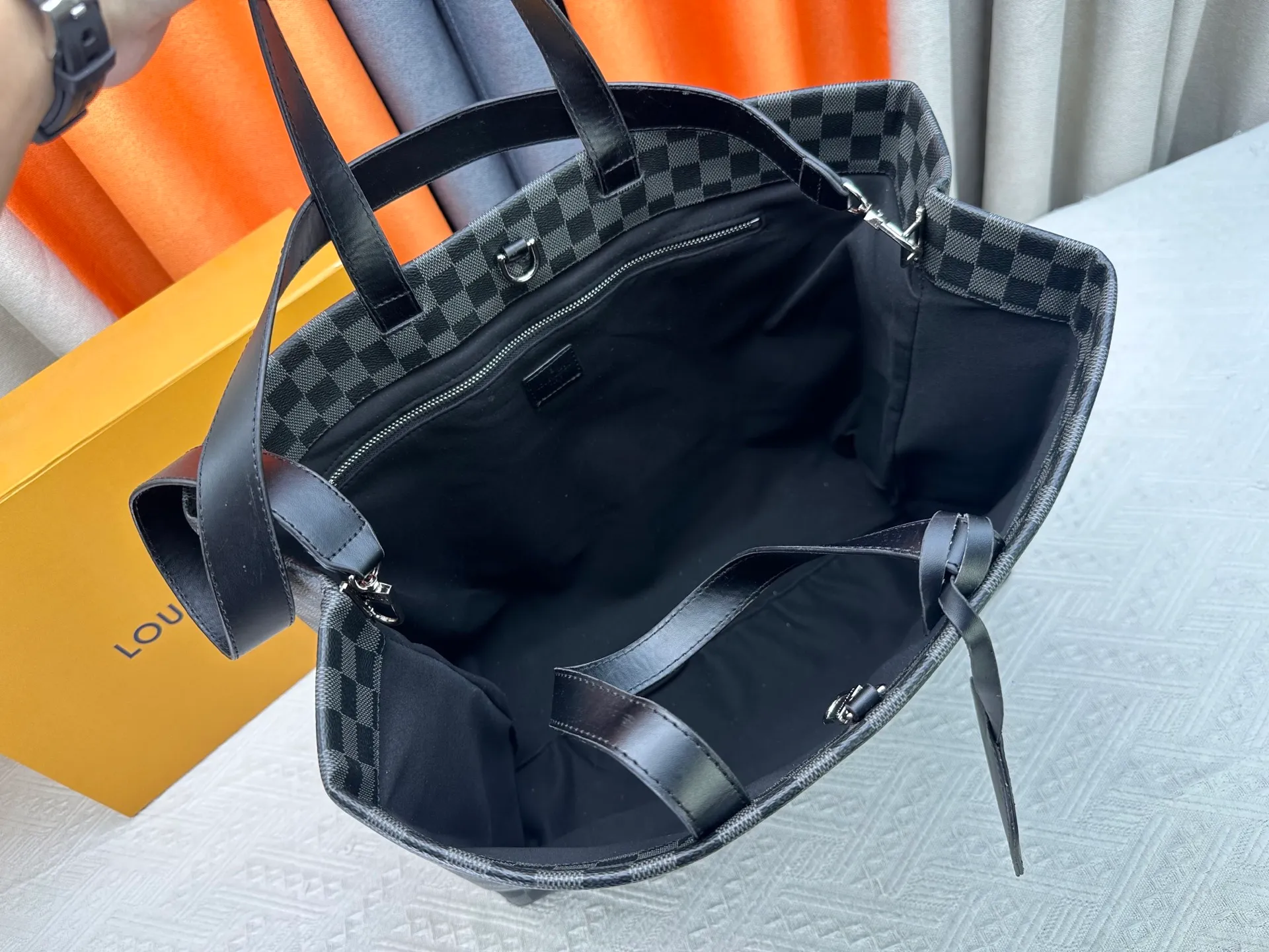 P300 M24457 Black Check Presbyopia Plaid Purple Grass Green Pink Black Orange Blue Green Gray Presbyopia Plaid Black Crocodile Pattern Orange Crocodile Pattern 13 Colors ✔️ This Shopper medium handbag draws inspiration from Louis Vuitton shopping bags, with the words Louis Vuitton and Maison Fondée En 1854 written on soft cow leather, with top handles and detachable shoulder straps. Dimensions: 42x34x16cm