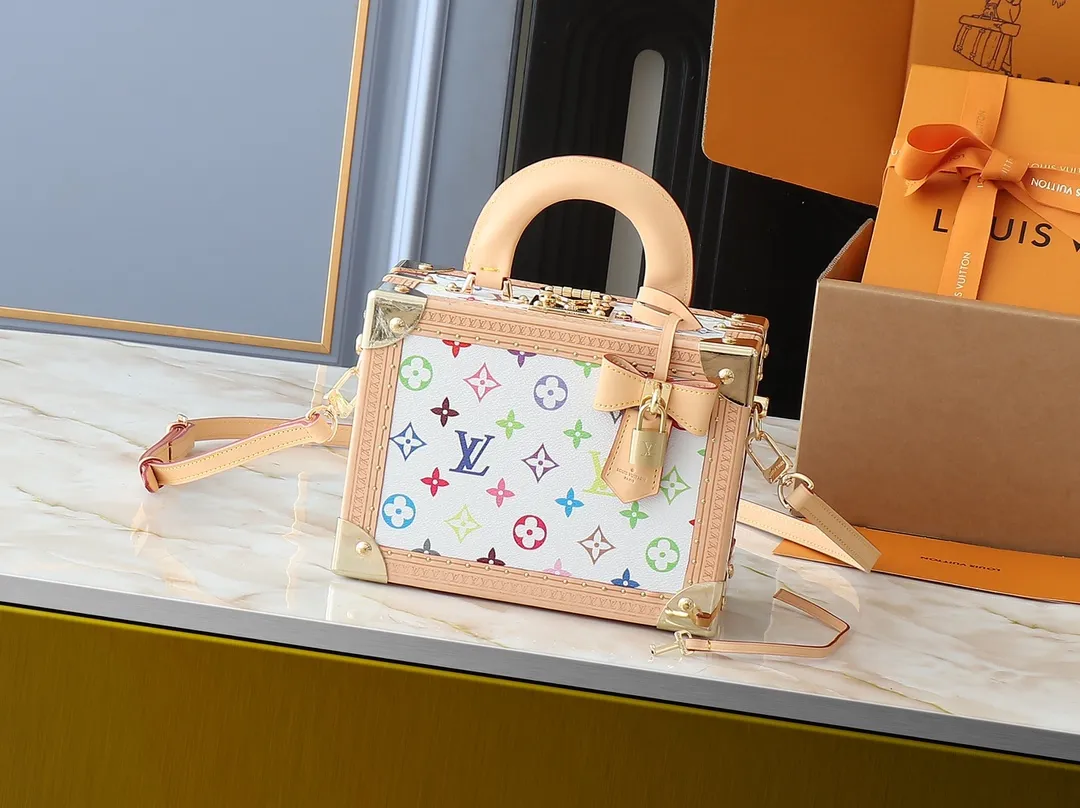 💰680💰Top original 🔥Dynamic chip Double-sided color-changing leather🔥M13125 M45675 Louis Vuitton x Murakami series is limited to one unit per product and per customer, which guarantees its exclusivity. The Petite Valise bag, original and sophisticated, pays homage to Maison's iconic luggage with a scaled-down design. Modern rectangular model features elegant natural leather upholstery, shiny gold metal pieces, leather top handles and S-Lock closure. Inspired by the flourishing world of Japanese artist Takashi Murakami, the iconic Monogram pattern is reinterpreted in bold hues of the rainbow, with the leather lining in an intense pink hue. Dimensions: 22.5 x 17.5 x 11 cm