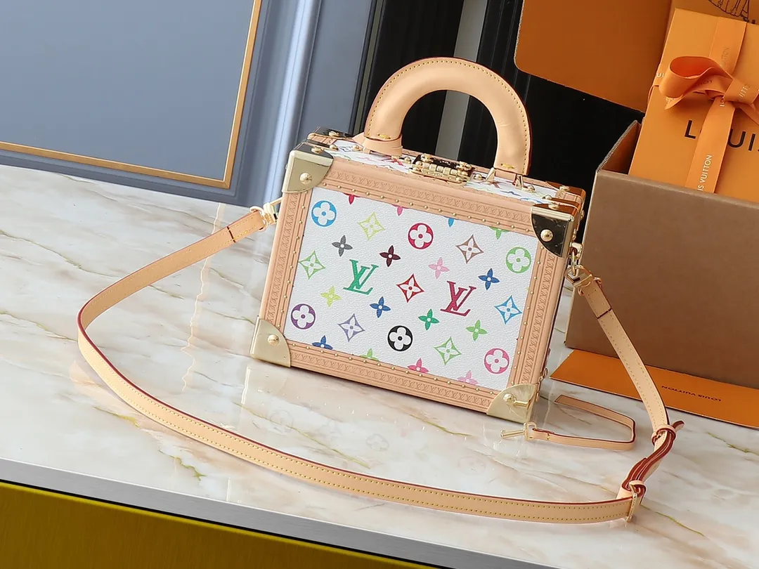 💰680💰Top original 🔥Dynamic chip Double-sided color-changing leather🔥M13125 M45675 Louis Vuitton x Murakami series is limited to one unit per product and per customer, which guarantees its exclusivity. The Petite Valise bag, original and sophisticated, pays homage to Maison's iconic luggage with a scaled-down design. Modern rectangular model features elegant natural leather upholstery, shiny gold metal pieces, leather top handles and S-Lock closure. Inspired by the flourishing world of Japanese artist Takashi Murakami, the iconic Monogram pattern is reinterpreted in bold hues of the rainbow, with the leather lining in an intense pink hue. Dimensions: 22.5 x 17.5 x 11 cm