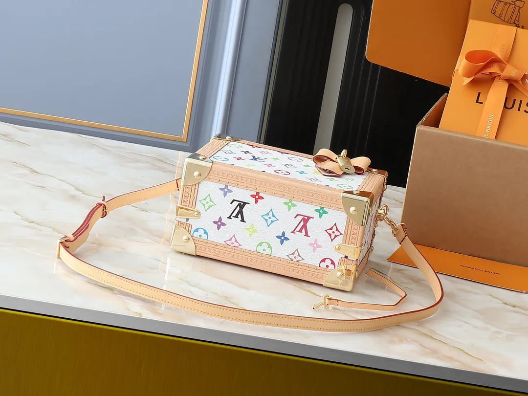 💰680💰Top original 🔥Dynamic chip Double-sided color-changing leather🔥M13125 M45675 Louis Vuitton x Murakami series is limited to one unit per product and per customer, which guarantees its exclusivity. The Petite Valise bag, original and sophisticated, pays homage to Maison's iconic luggage with a scaled-down design. Modern rectangular model features elegant natural leather upholstery, shiny gold metal pieces, leather top handles and S-Lock closure. Inspired by the flourishing world of Japanese artist Takashi Murakami, the iconic Monogram pattern is reinterpreted in bold hues of the rainbow, with the leather lining in an intense pink hue. Dimensions: 22.5 x 17.5 x 11 cm