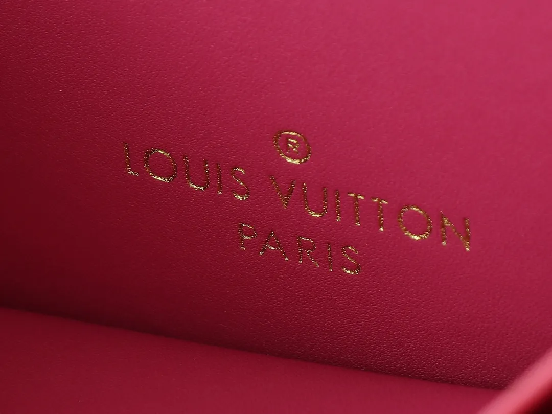 💰680💰Top original 🔥Dynamic chip Double-sided color-changing leather🔥M13125 M45675 Louis Vuitton x Murakami series is limited to one unit per product and per customer, which guarantees its exclusivity. The Petite Valise bag, original and sophisticated, pays homage to Maison's iconic luggage with a scaled-down design. Modern rectangular model features elegant natural leather upholstery, shiny gold metal pieces, leather top handles and S-Lock closure. Inspired by the flourishing world of Japanese artist Takashi Murakami, the iconic Monogram pattern is reinterpreted in bold hues of the rainbow, with the leather lining in an intense pink hue. Dimensions: 22.5 x 17.5 x 11 cm