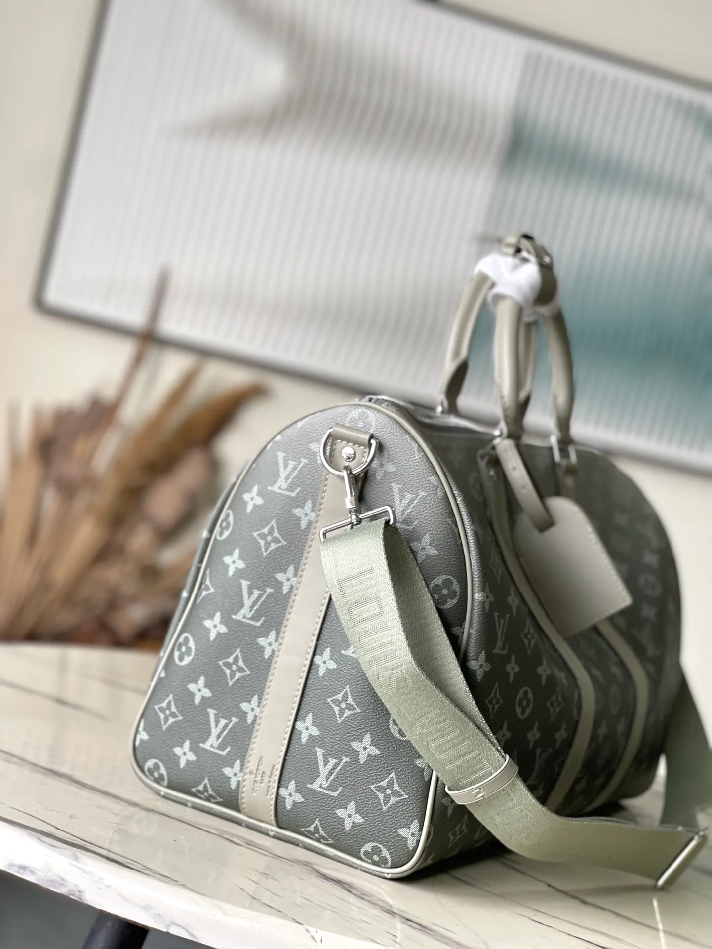 💰1280 Top Original Order M11718 This Keepall Bandouliere 45 travel bag is made of Monogram Gradient coated canvas, with the full-width Monogram pattern gradually dissipating to create an eye-catching style, complementing iconic elements such as side straps and rolled leather handles. The wide, removable and adjustable shoulder strap allows for shoulder or cross-body wear. Dimensions: 45 × 27 × 20 cm