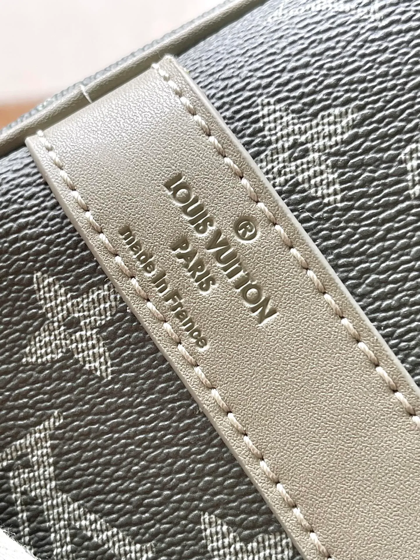 💰1280 Top Original Order M11718 This Keepall Bandouliere 45 travel bag is made of Monogram Gradient coated canvas, with the full-width Monogram pattern gradually dissipating to create an eye-catching style, complementing iconic elements such as side straps and rolled leather handles. The wide, removable and adjustable shoulder strap allows for shoulder or cross-body wear. Dimensions: 45 × 27 × 20 cm